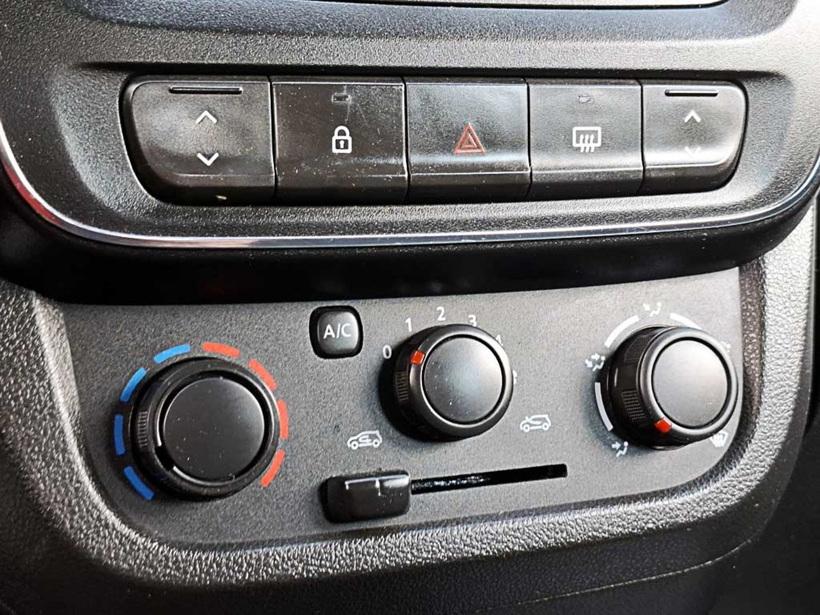 RENAULT KWID (IN) 1.0 HB INTENS MT 2024 - Imagen 17 de 18