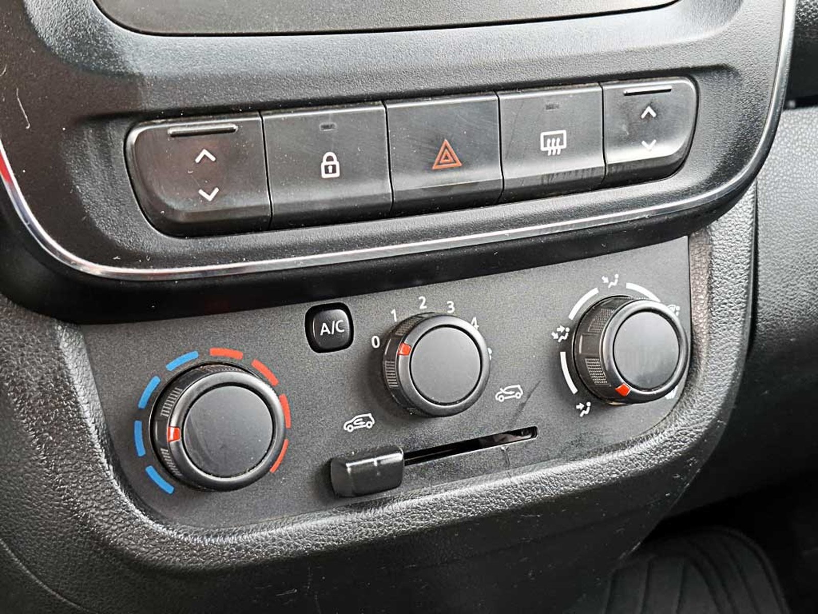 RENAULT KWID (IN) 1.0 HB INTENS MT 2024 - Imagen 16 de 17