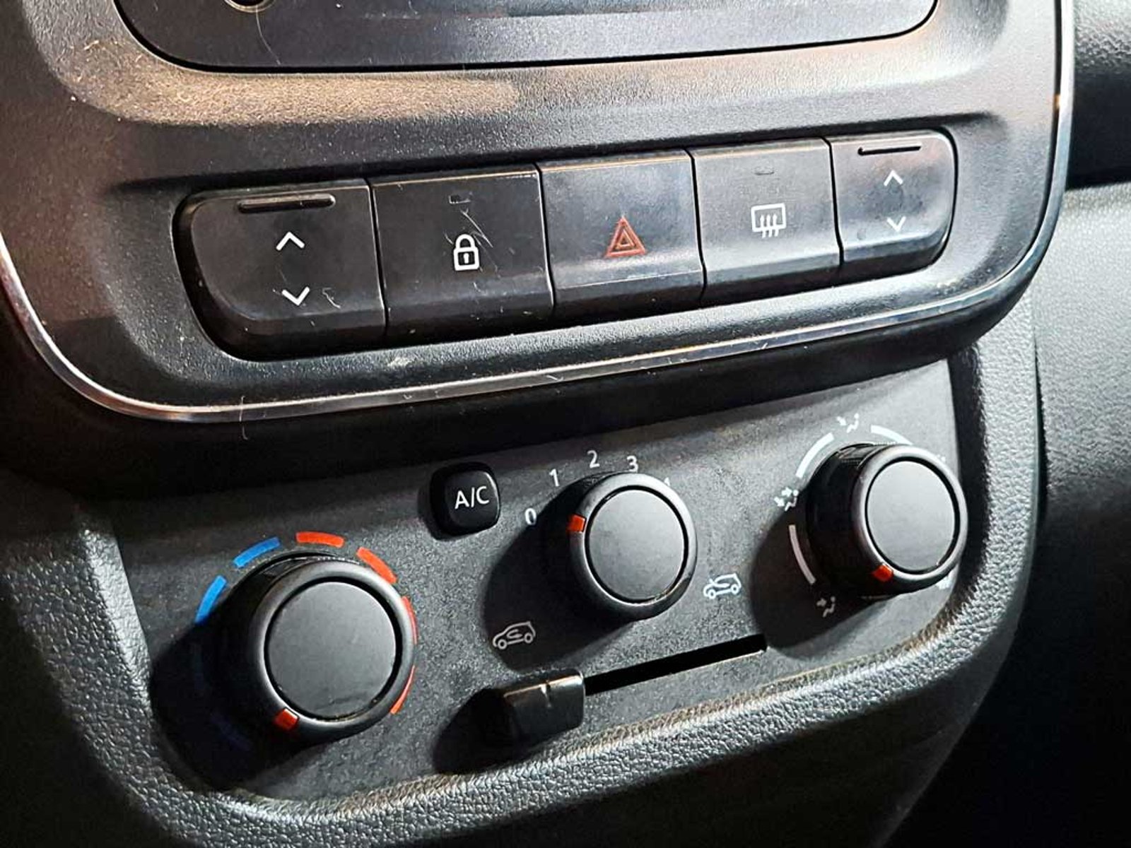 Renault KWID 1.0 HB INTENS MT 2024 - Imagen 15 de 16
