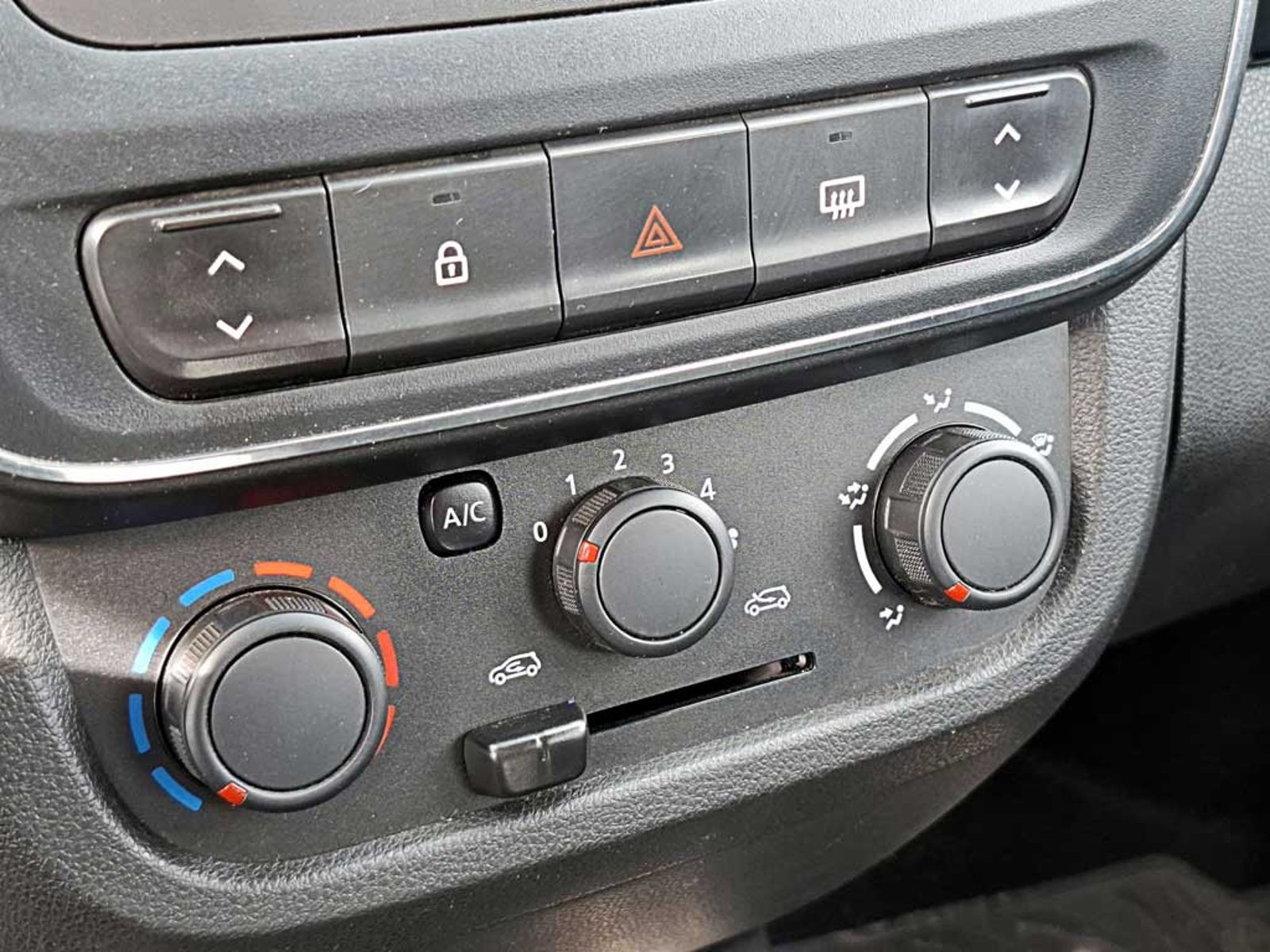 Renault KWID 1.0 HB ZEN MT 2024 - Imagen 18 de 19