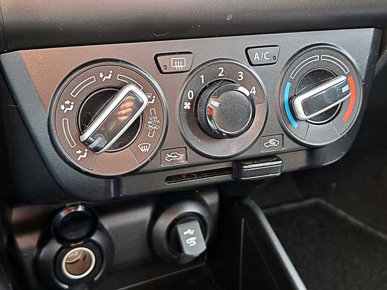 Suzuki DZIRE 1.2 GL MT 2023 - Imagen 17 de 18