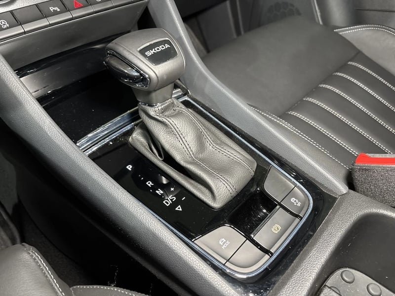 Skoda KAROQ 1.4 TSI DESIGN 4X2 AT 5P 2026 - Imagen 12 de 19