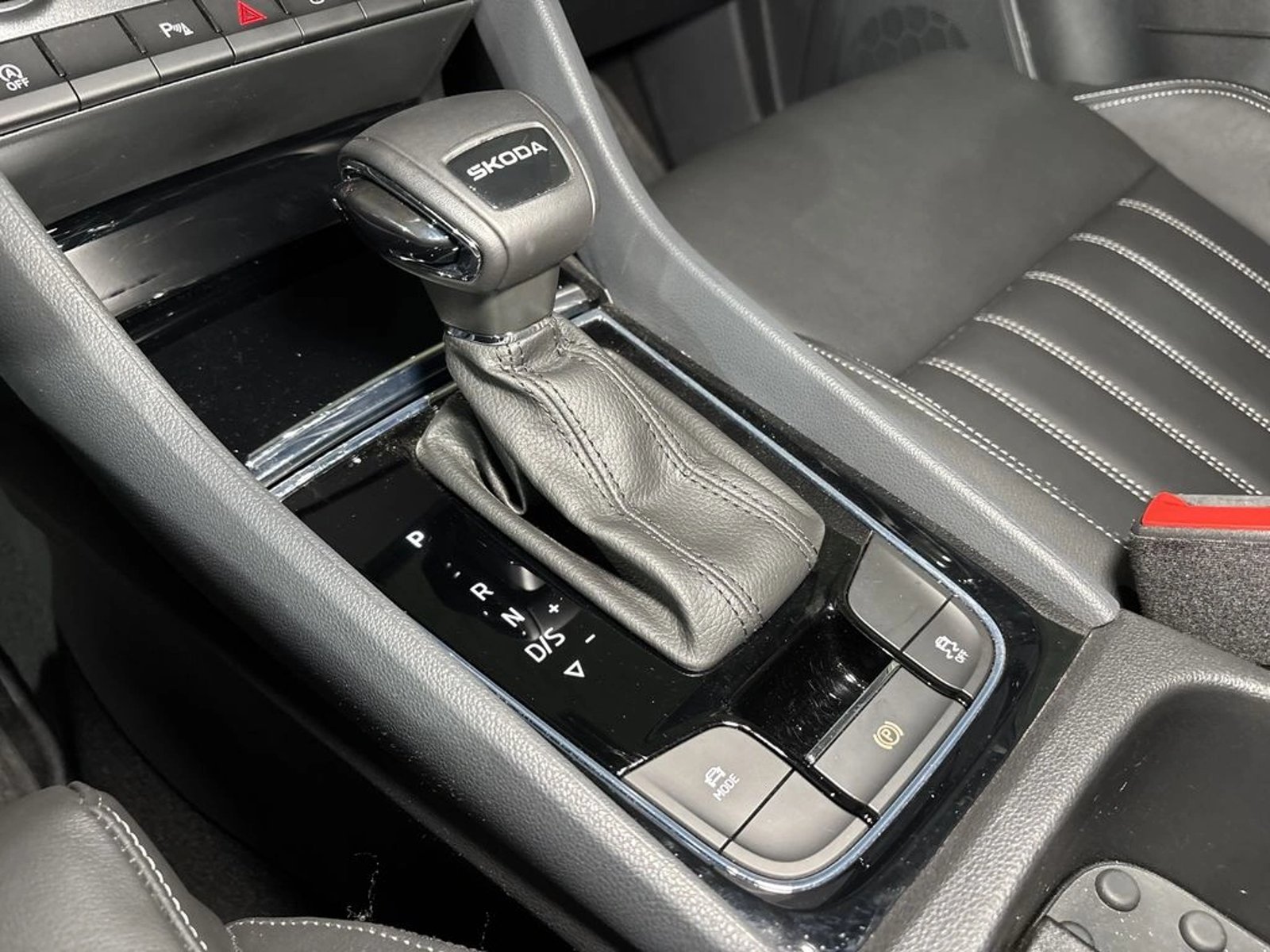 SKODA KAROQ 1.4 TSI DESIGN 4X2 AT 5P 2026 - Imagen 12 de 19