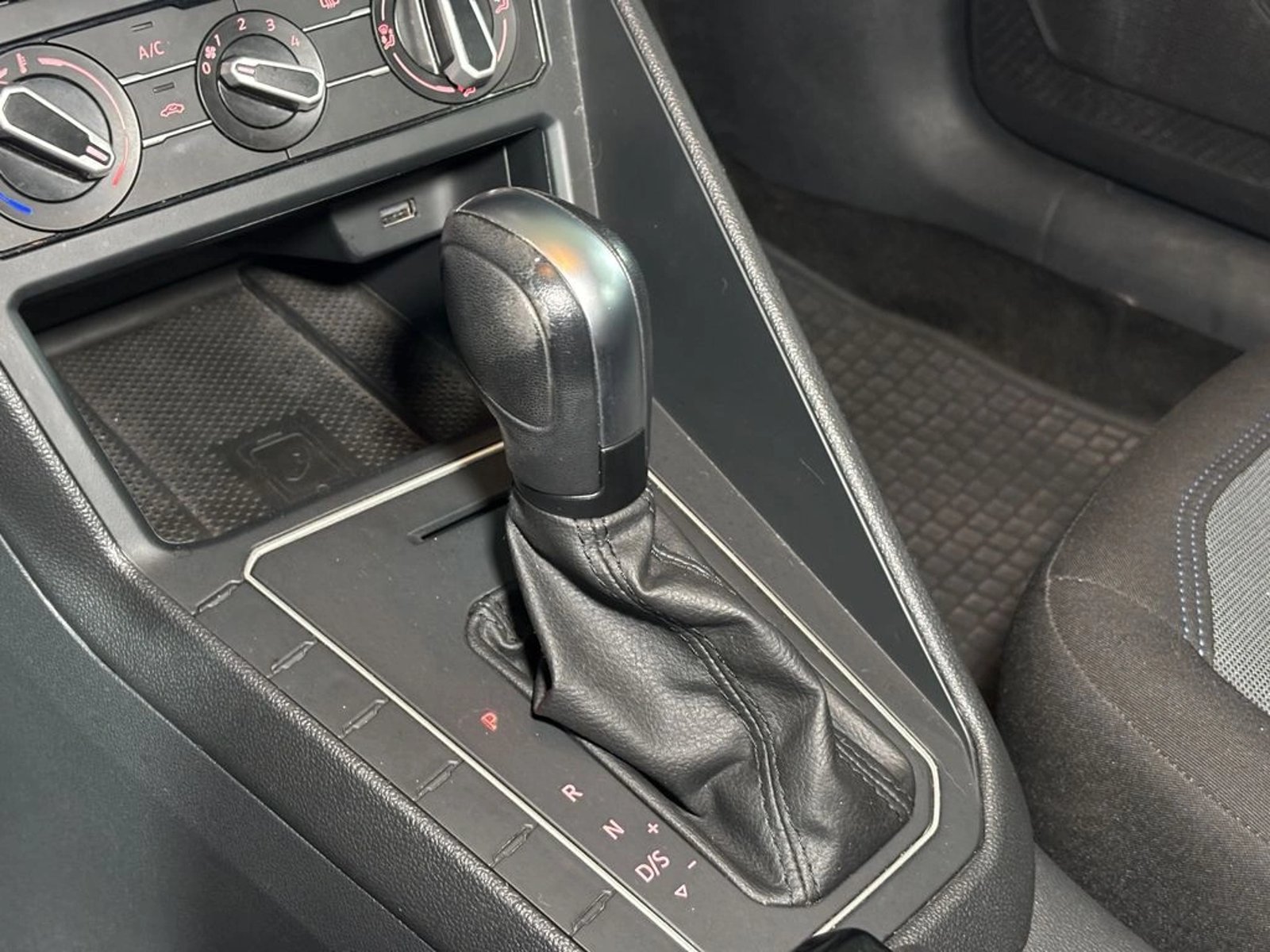 Volkswagen NIVUS 1.0 TSI AT Comfortline 2023 - Imagen 11 de 17