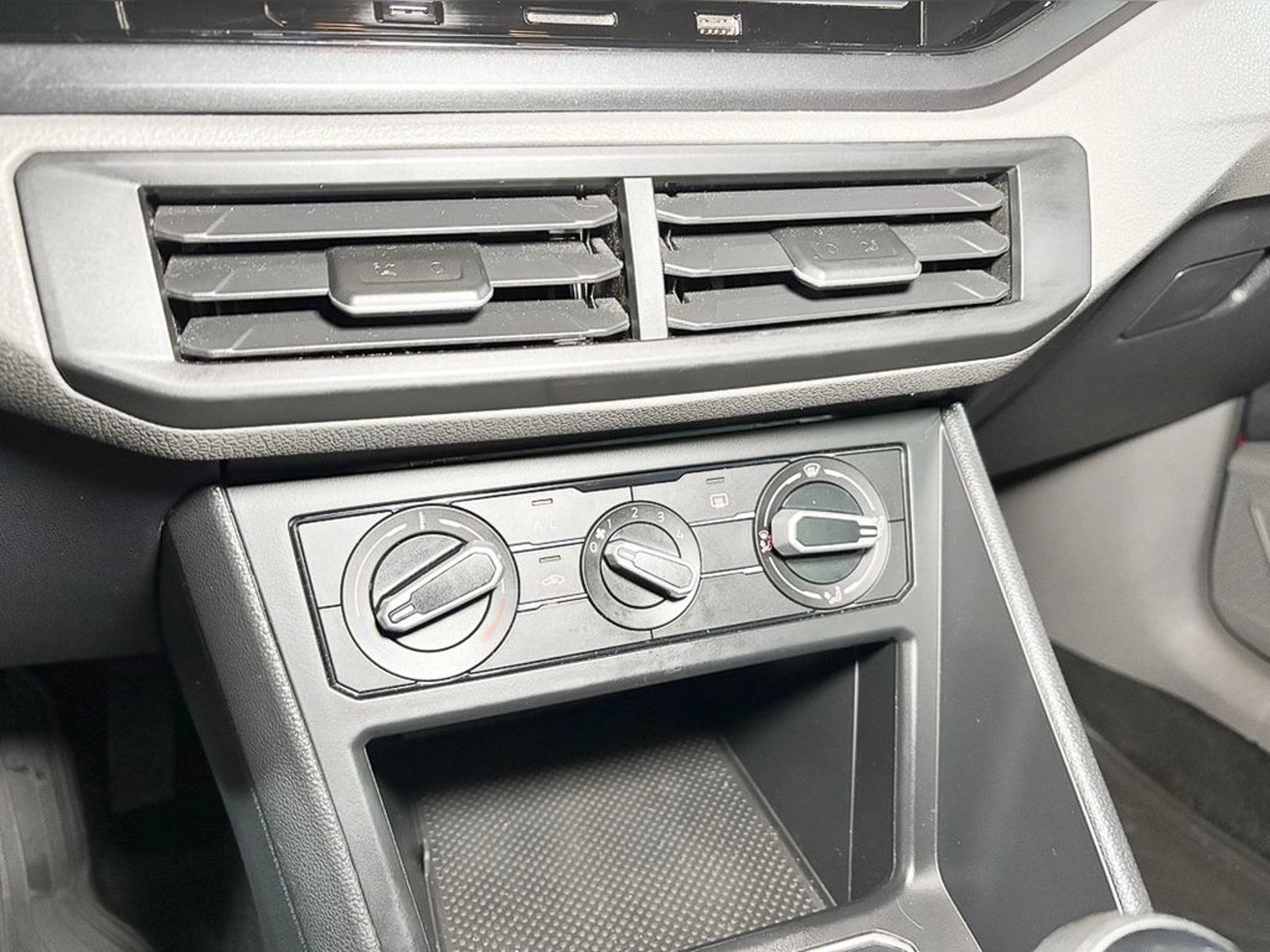 VOLKSWAGEN POLO 1.6 COMFORTLINE MT 2023 - Imagen 12 de 16