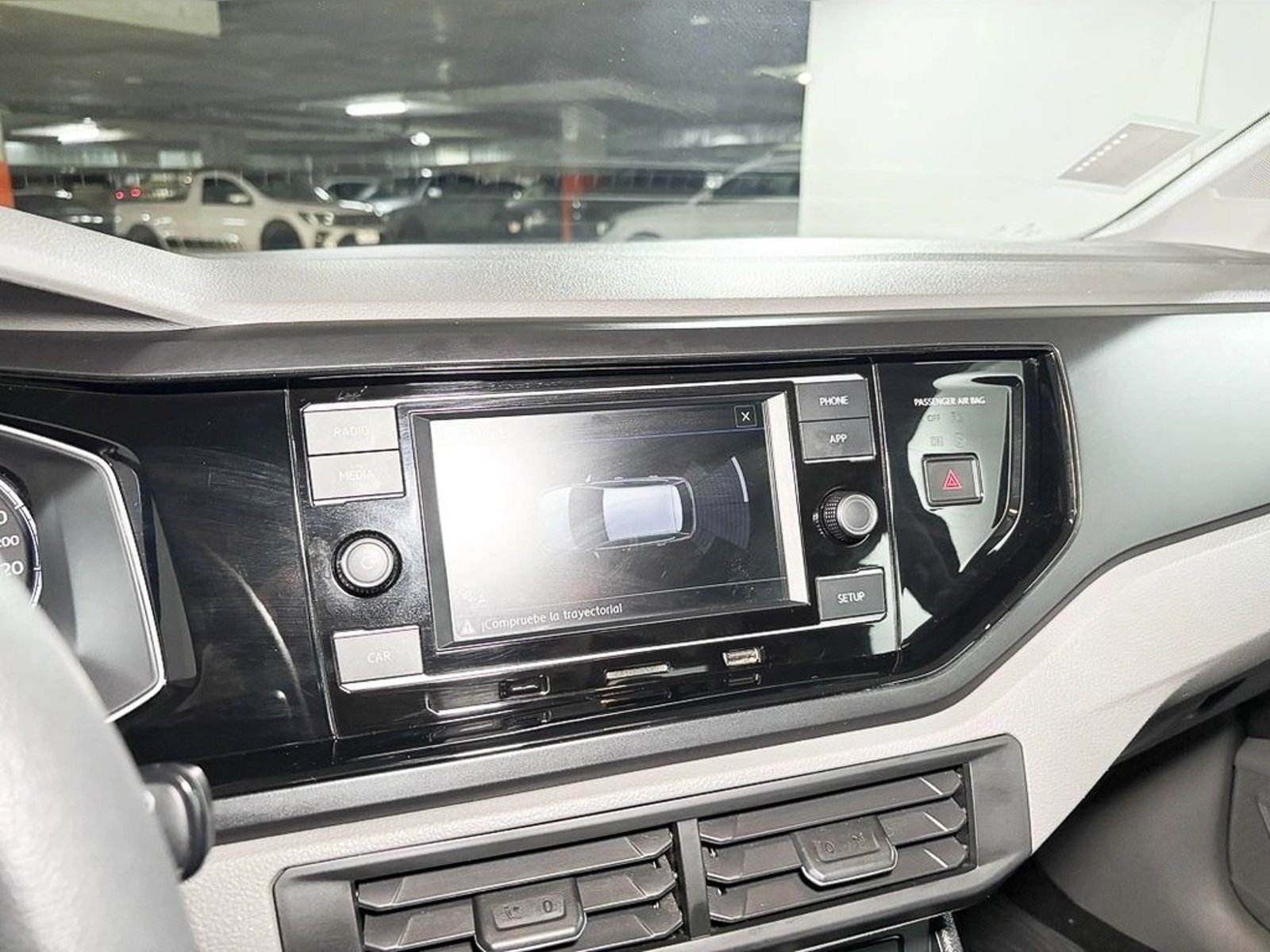 VOLKSWAGEN POLO 1.6 COMFORTLINE MT 2023 - Imagen 13 de 16