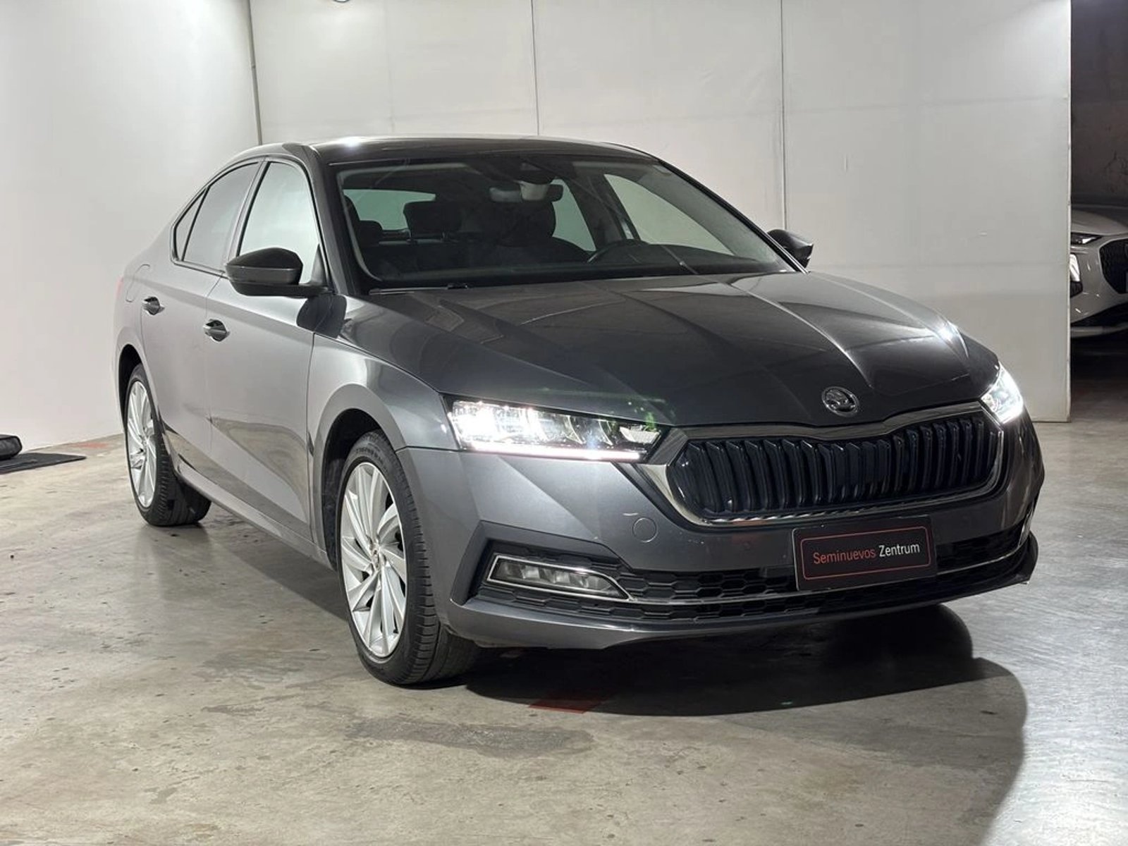 Skoda OCTAVIA 1.4 TSI DESIGN AT 2024 - Imagen 3 de 18
