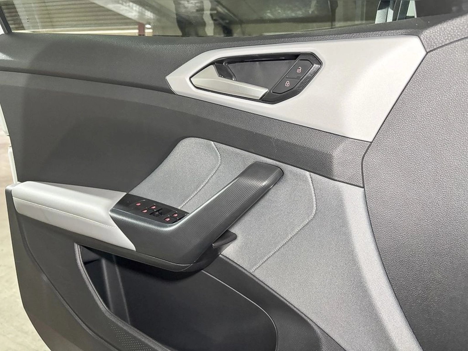 VOLKSWAGEN T-CROSS 1.0 TSI AT Comfortline 2026 - Imagen 16 de 17