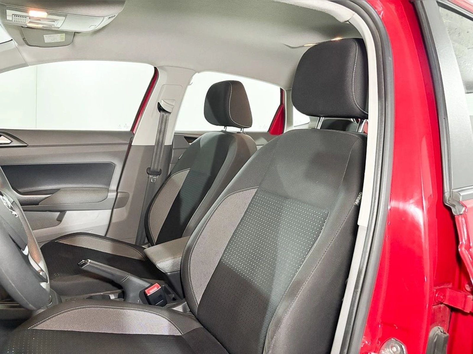 VOLKSWAGEN POLO 1.6 COMFORTLINE MT 2023 - Imagen 10 de 16