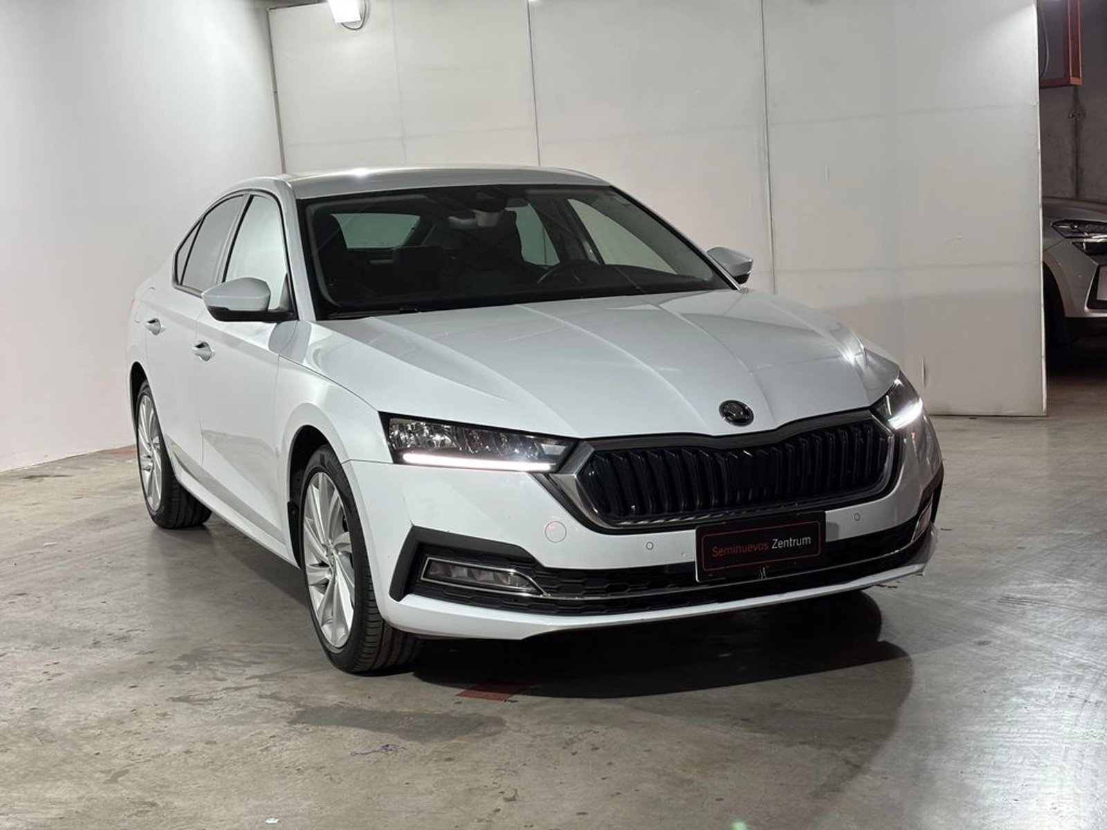 Skoda OCTAVIA 1.4 TSI AT - Design 2025 - Foto 3 de 15