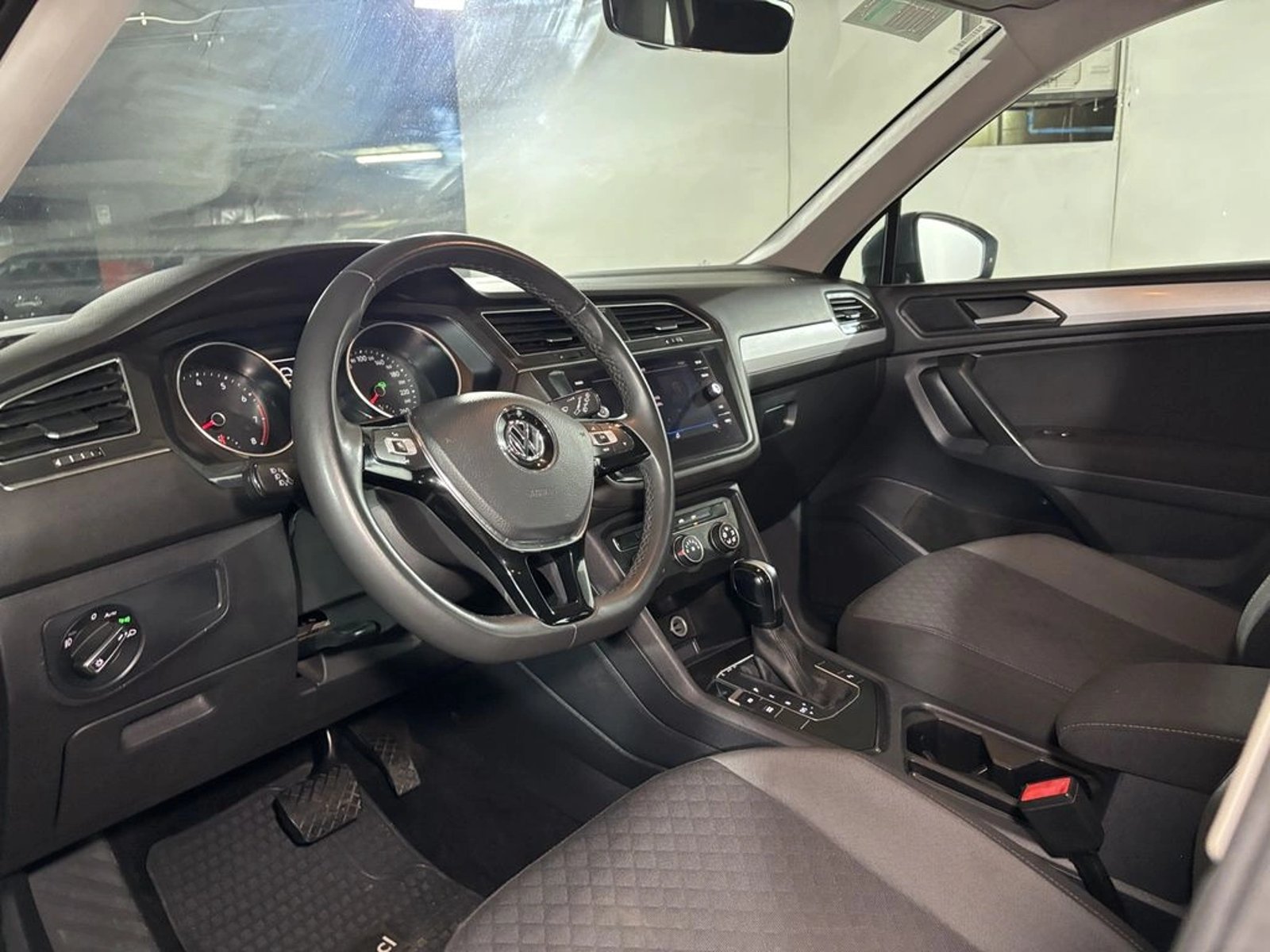 VOLKSWAGEN TIGUAN 1.4 TSI TRENDLINE 4X2 150 HP AT 5P 2022 - Imagen 10 de 17