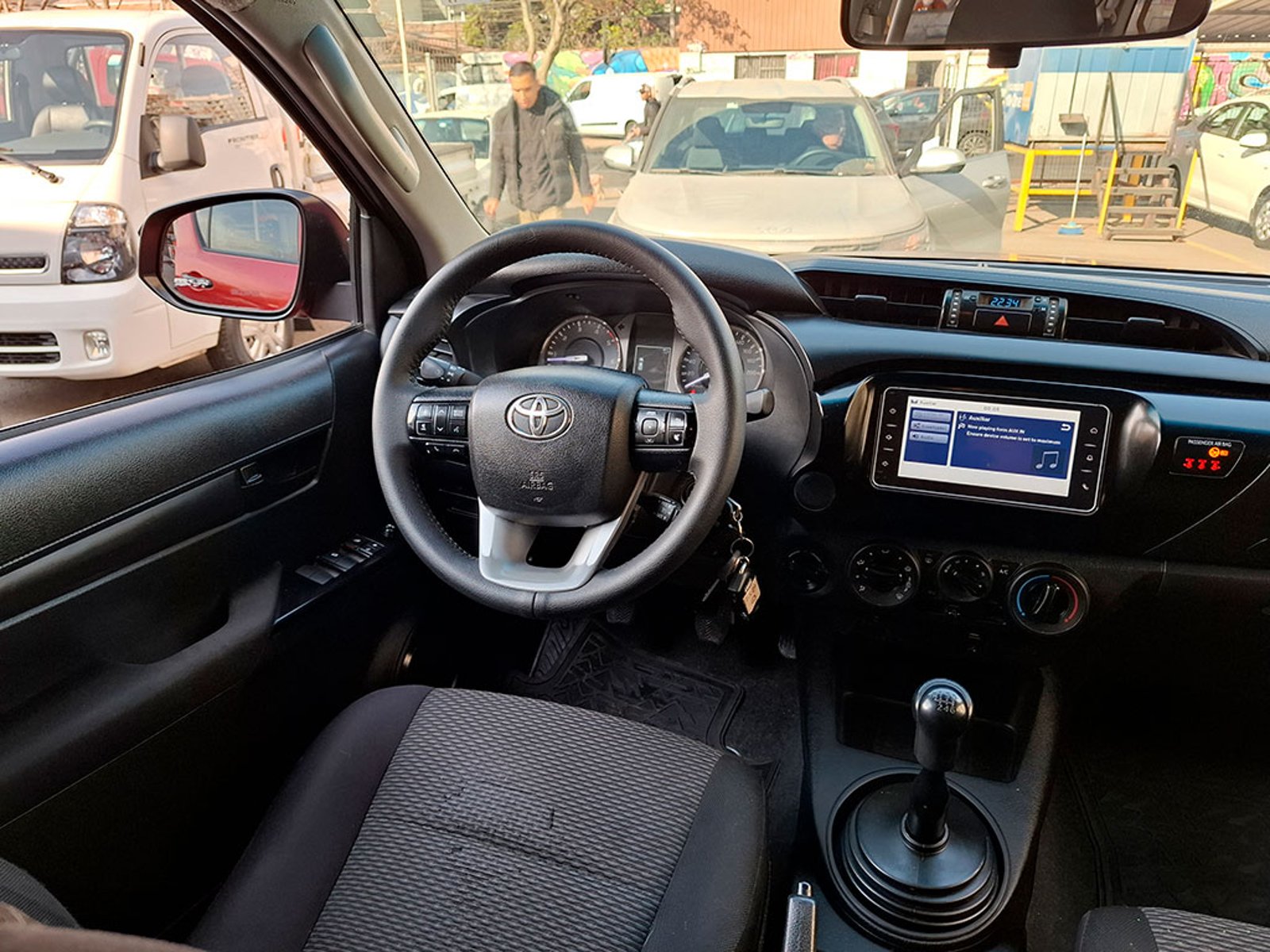 TOYOTA HILUX D CAB DX 4X4 2.4 2023 - Imagen 8 de 20
