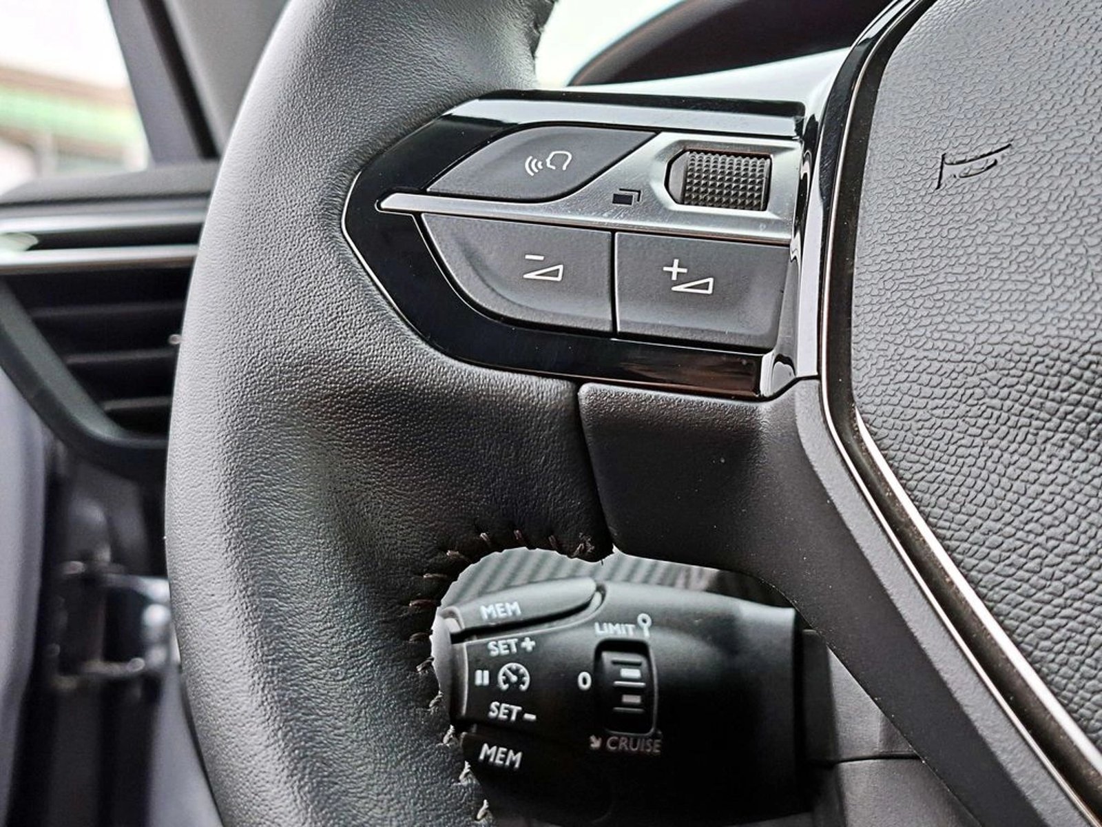 Peugeot 2008 1.2 ACTIVE PURETECH 130 4X2 MT 5P 2022 - Imagen 14 de 18