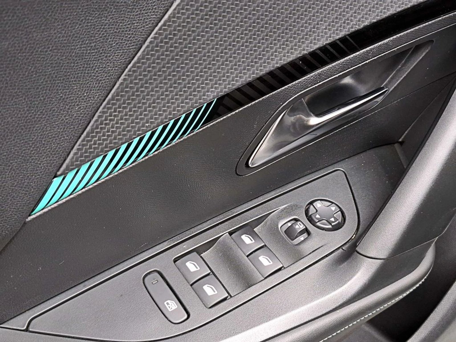 Peugeot 2008 BLUE HDI  130 1.5 AT 2024 - Imagen 8 de 16
