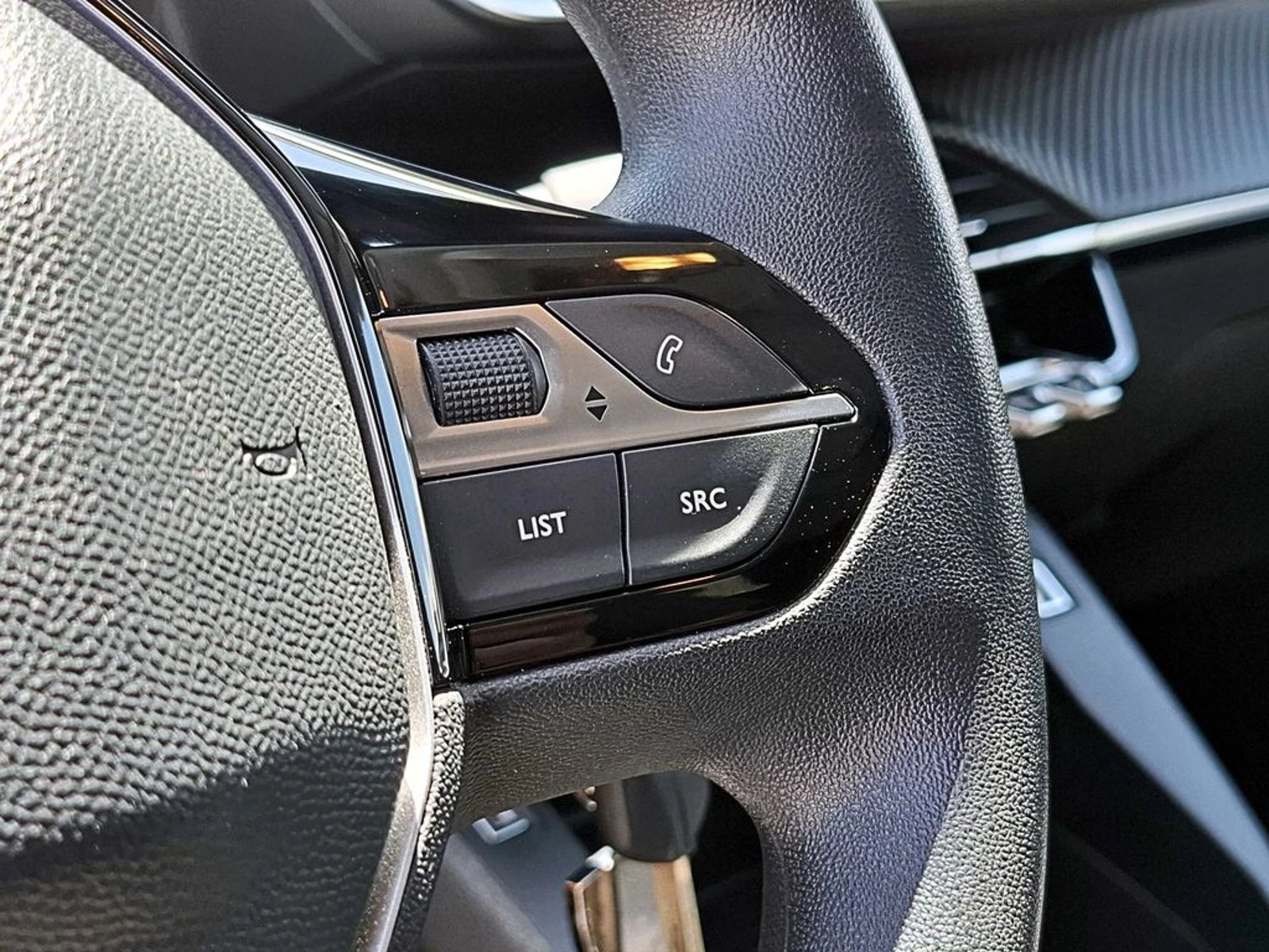 PEUGEOT 208 MT 1.2 2023 - Imagen 15 de 17