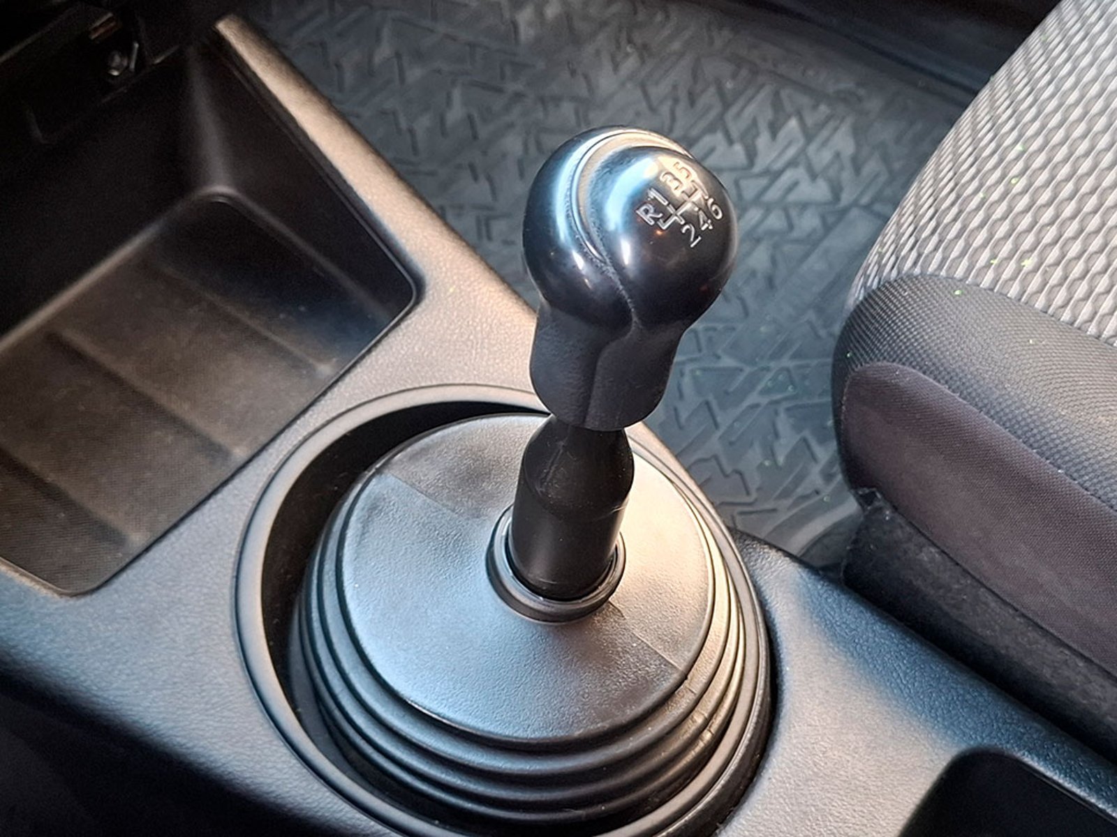 TOYOTA HILUX D CAB DX 4X4 2.4 2023 - Imagen 16 de 20