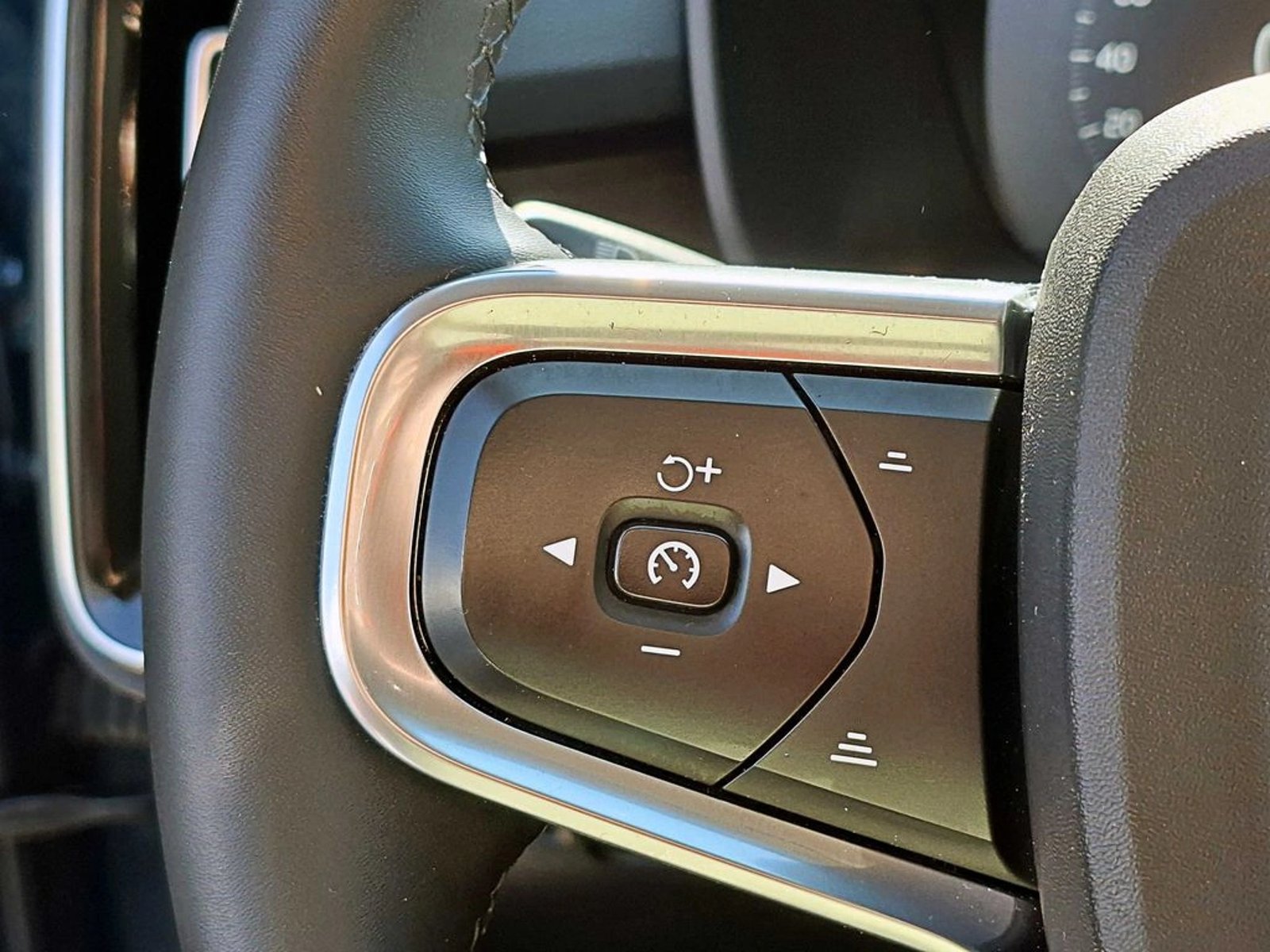 VOLVO XC40 T5 HYBRID R DESIGN 1.5 AT 2023 - Imagen 13 de 17