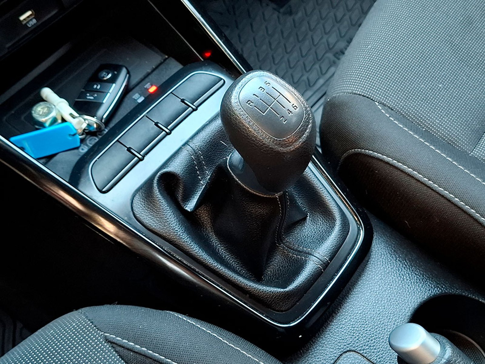KIA RIO 5 EX 1.4L 6MT RI FULL 2024 - Imagen 17 de 20