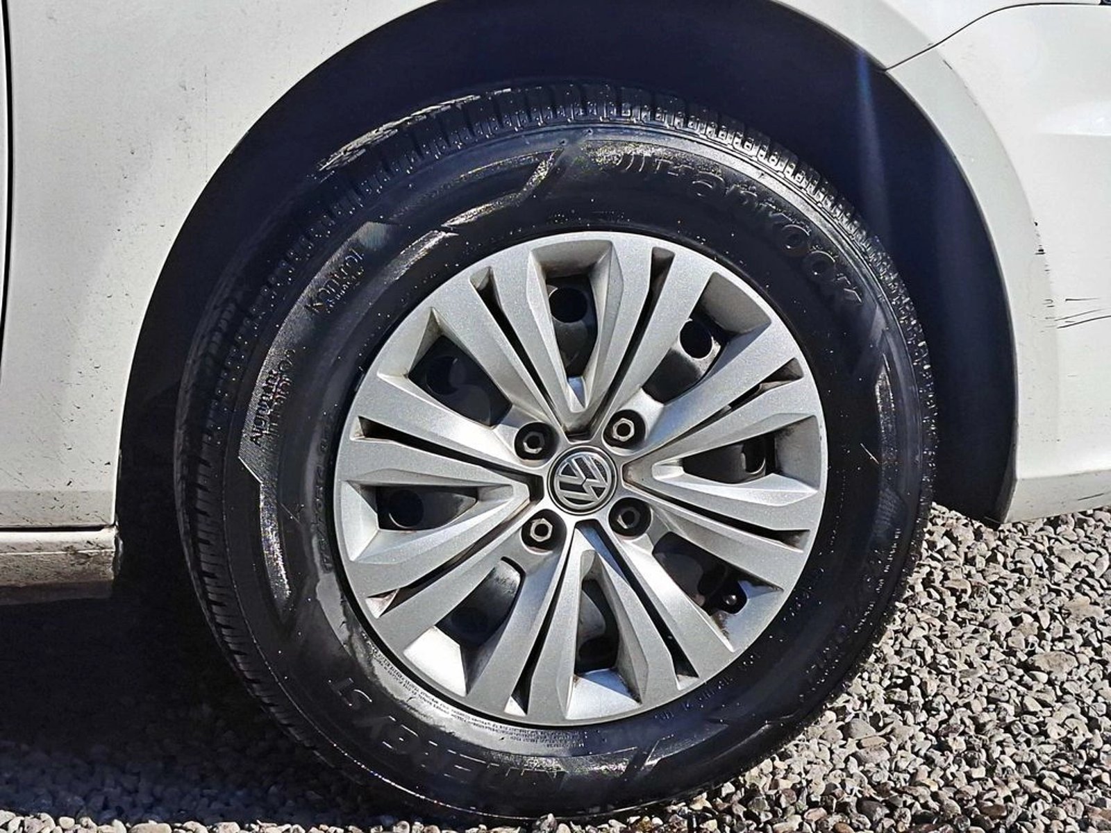 VOLKSWAGEN GOL MSI 1.6  4X2  MT 5P 2018 - Foto 4 de 17