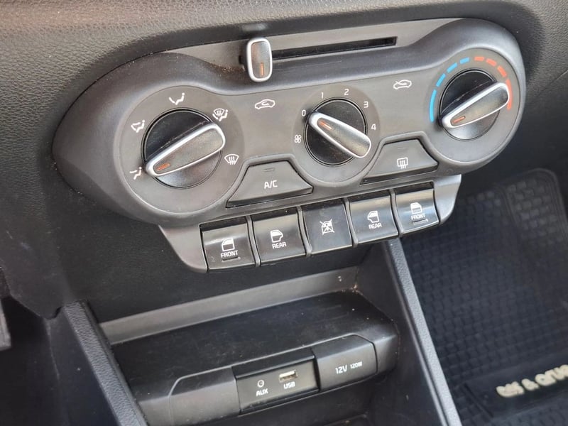Kia SOLUTO 1.4 2023 - Imagen 17 de 18