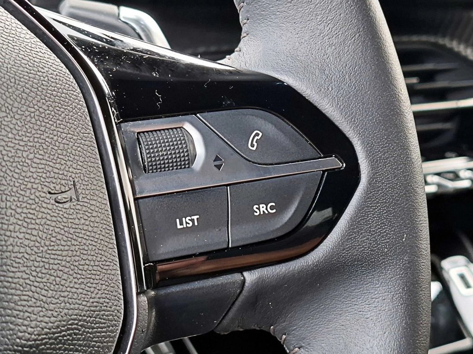 Peugeot 2008 BLUE HDI  130 1.5 AT 2024 - Imagen 14 de 16