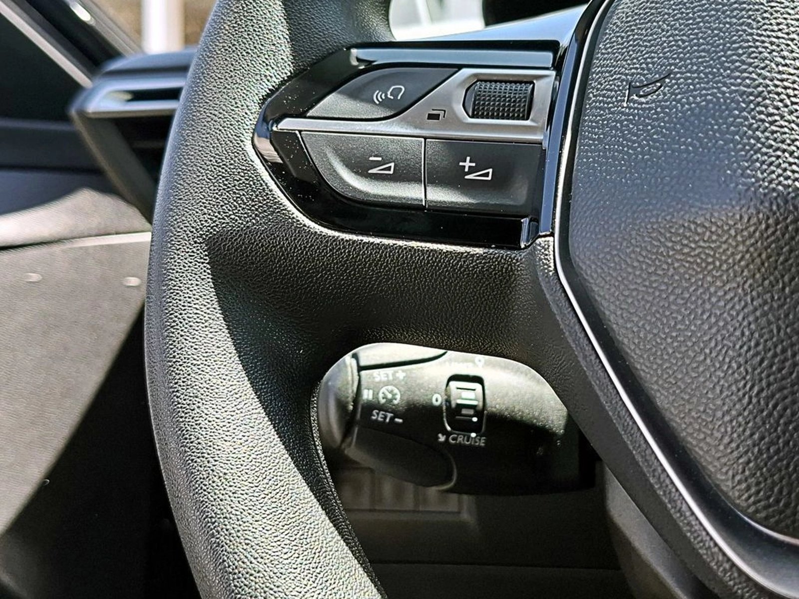 PEUGEOT 208 MT 1.2 2023 - Imagen 13 de 17