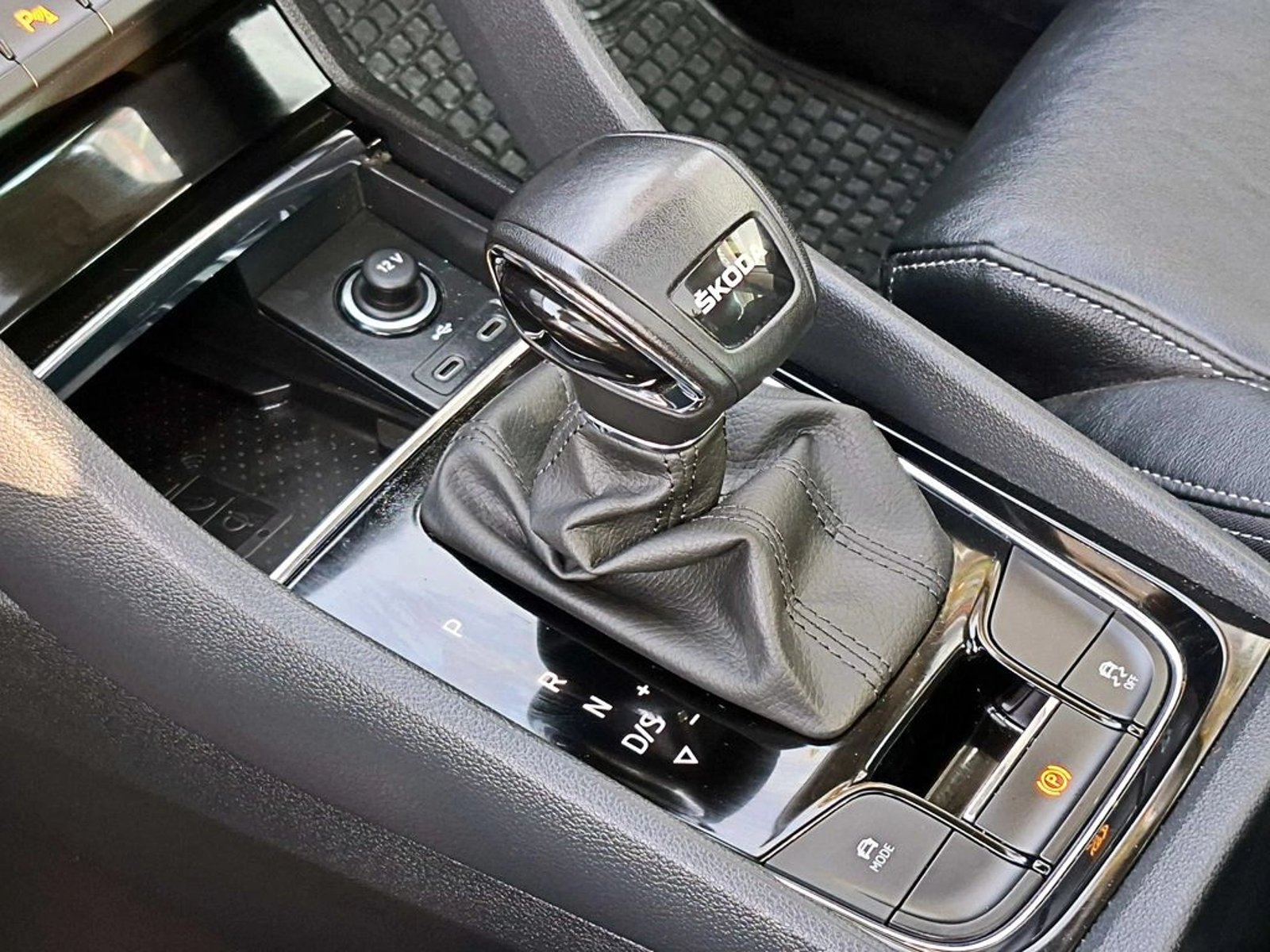 Skoda KAROQ 1.4 TSI AMBITION AT 2024 - Imagen 18 de 18