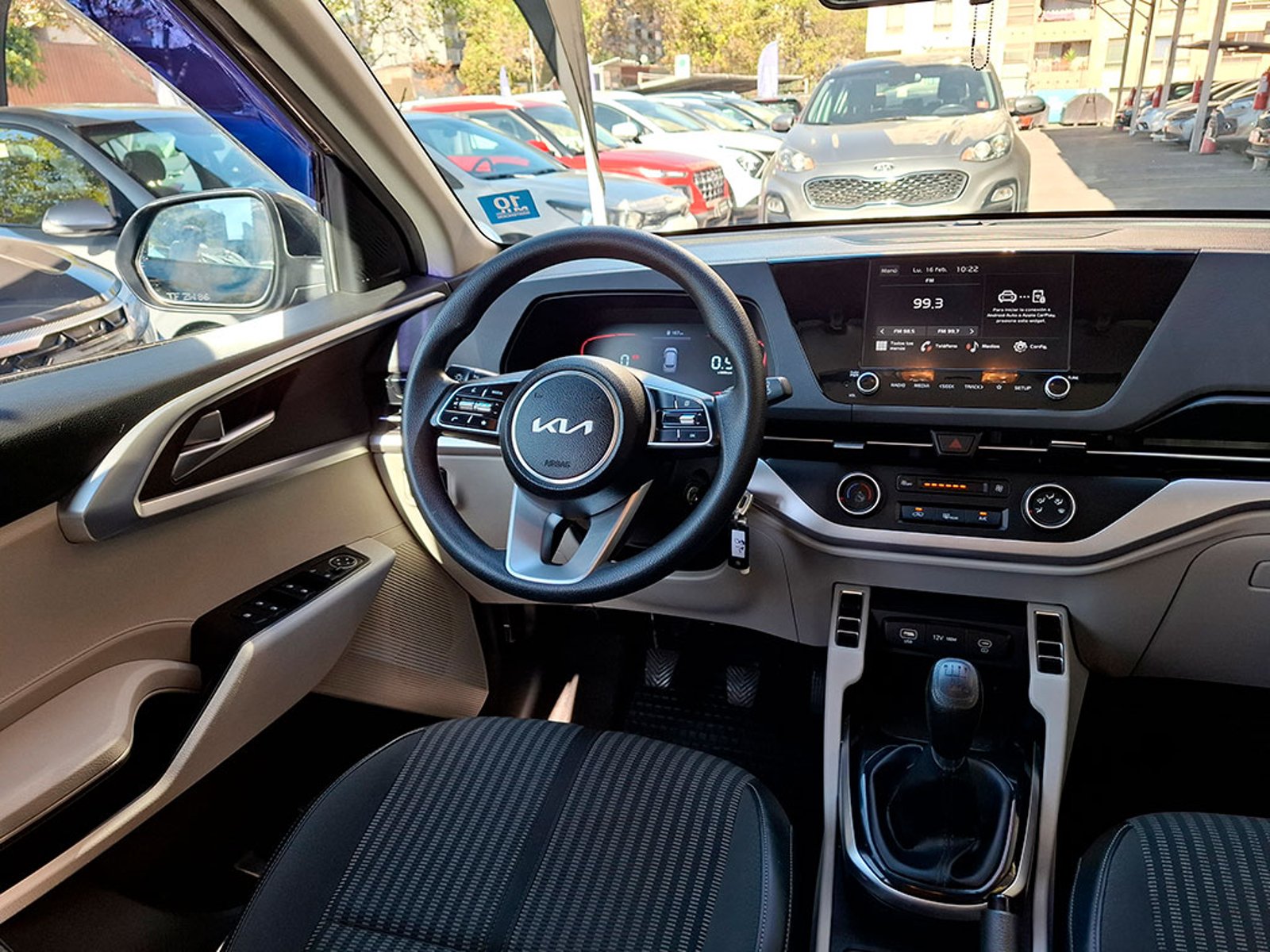 KIA CARENS LX 1.5L 6MT 7P 2024 - Imagen 8 de 20