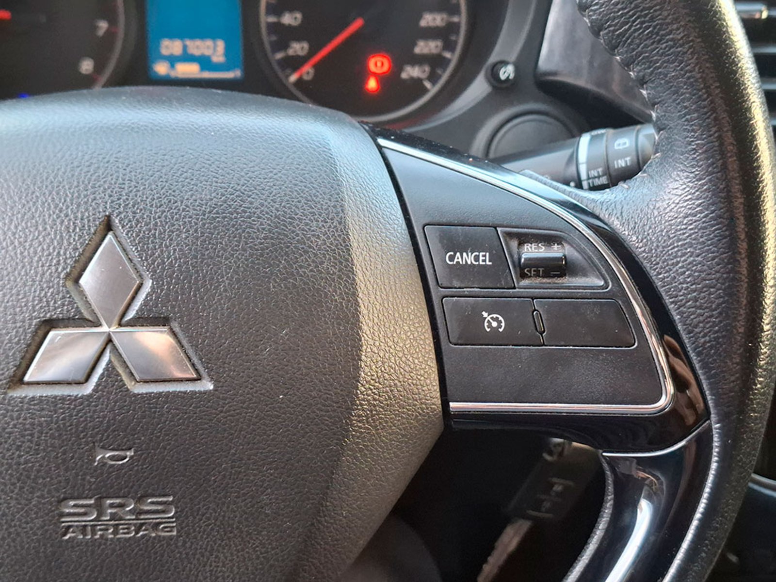 MITSUBISHI OUTLANDER 2.0 MT 2018 - Imagen 12 de 20
