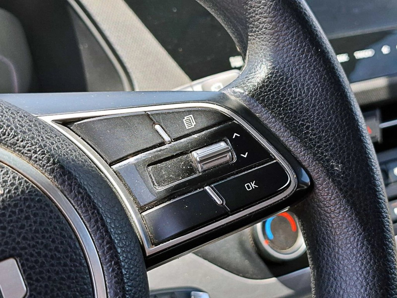 KIA CARENS LX 1.5 2023 - Imagen 17 de 19