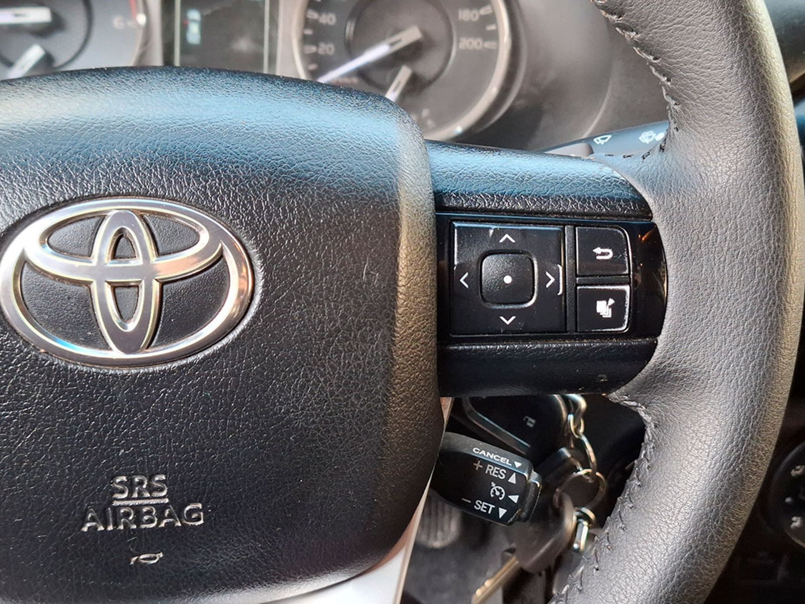 TOYOTA HILUX D CAB DX 4X4 2.4 2023 - Imagen 12 de 20
