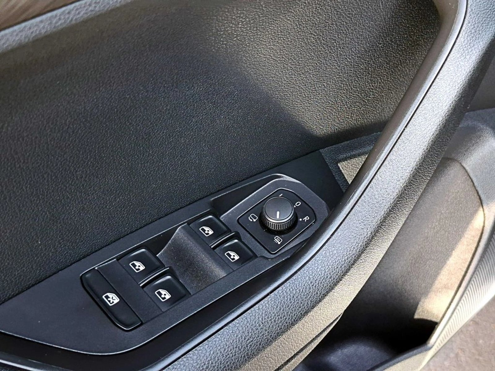 Skoda KAROQ 1.4 TSI AMBITION AT 2024 - Imagen 9 de 18