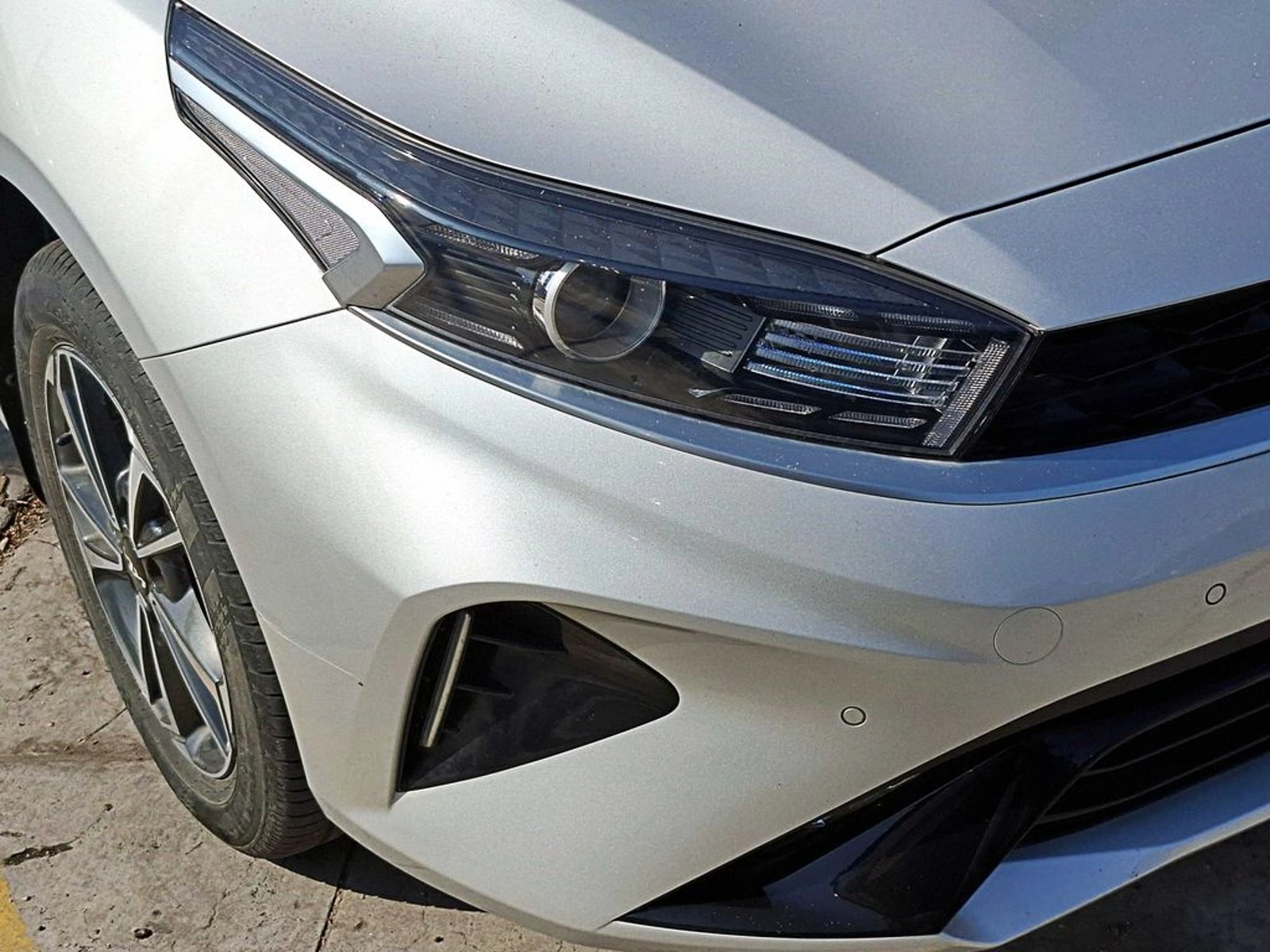 Kia CERATO EX 4X2 1.6 2024 - Foto 3 de 18