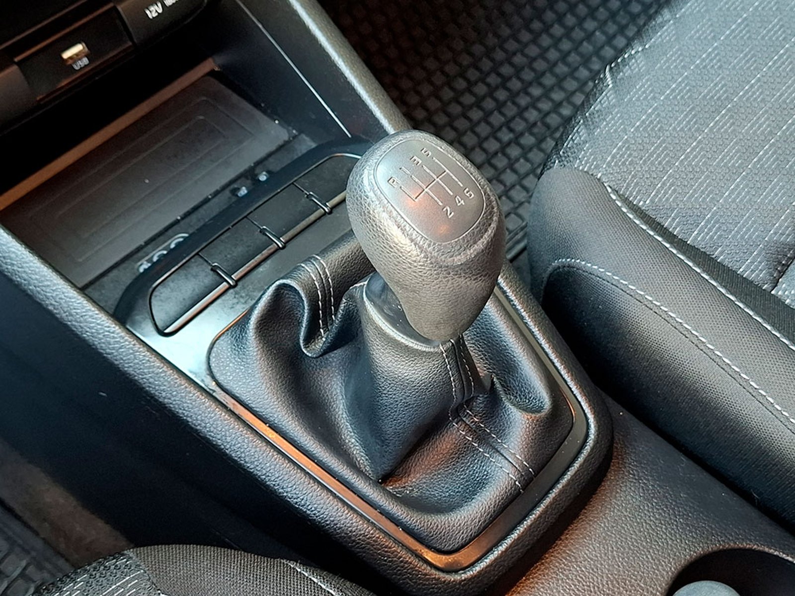 KIA RIO 5 LX 1.4L 6MT RI 2024 - Imagen 17 de 20