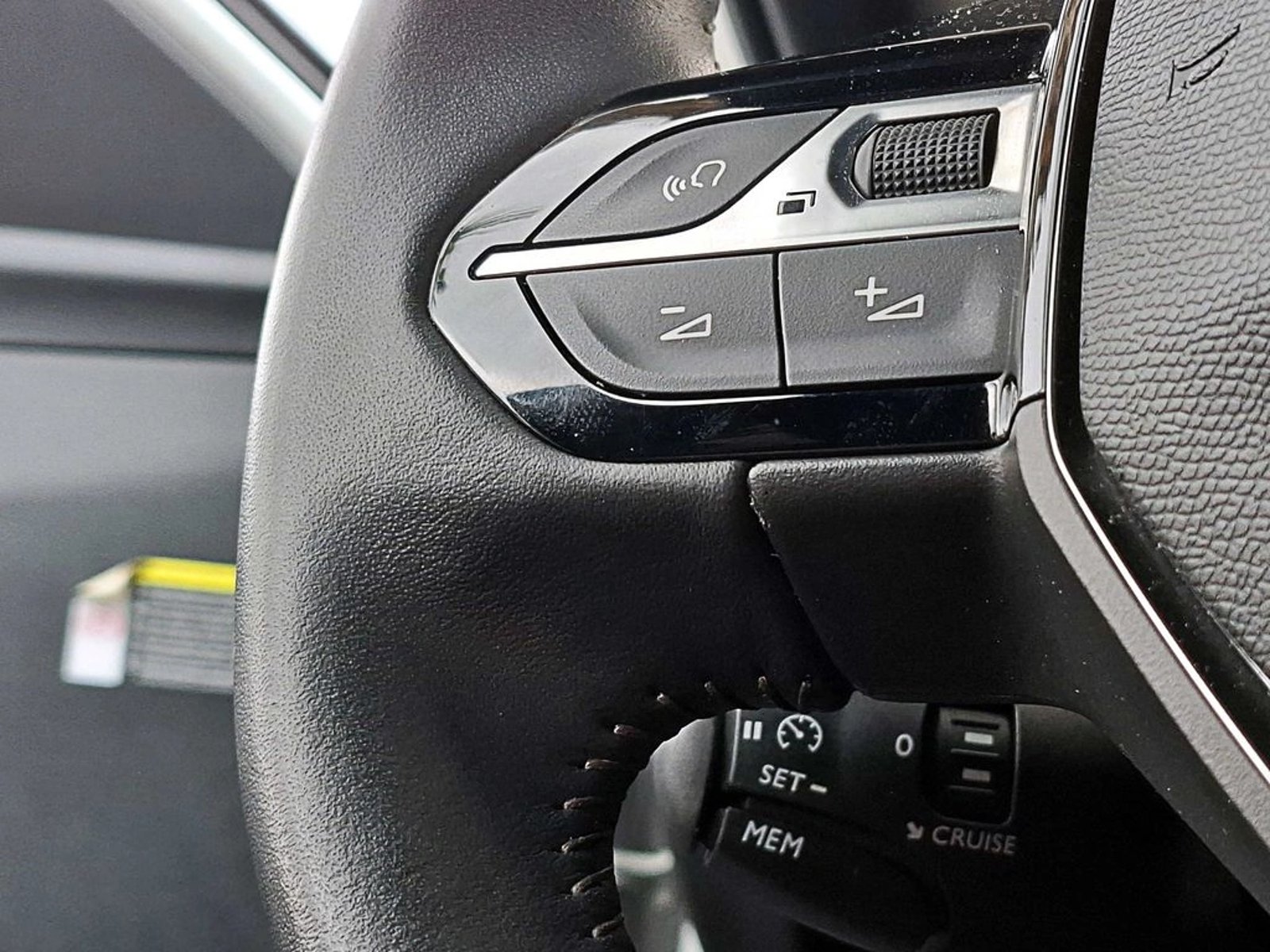 Peugeot 2008 BLUE HDI  130 1.5 AT 2024 - Imagen 12 de 16