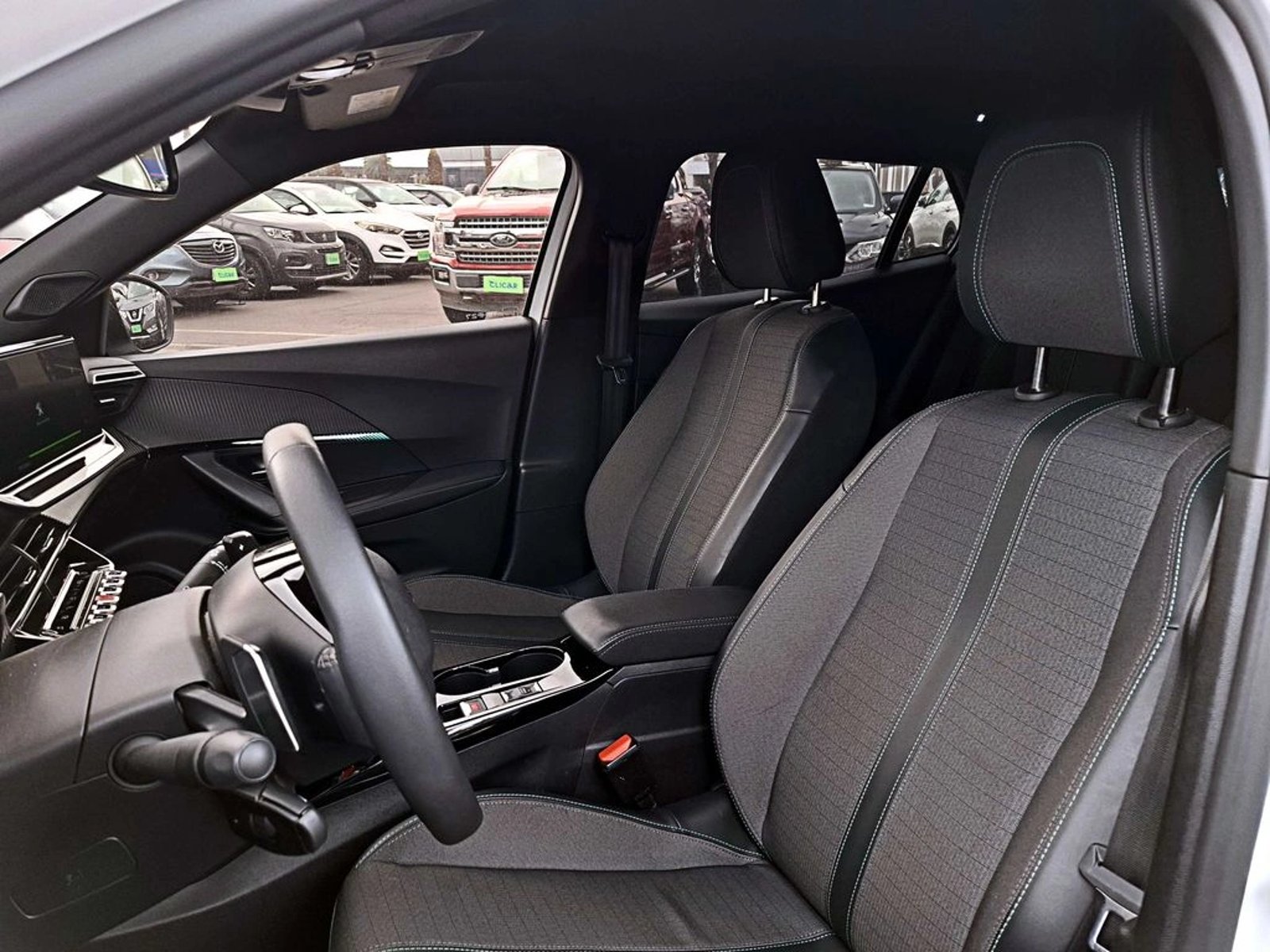 Peugeot 2008 BLUE HDI  130 1.5 AT 2024 - Imagen 9 de 16