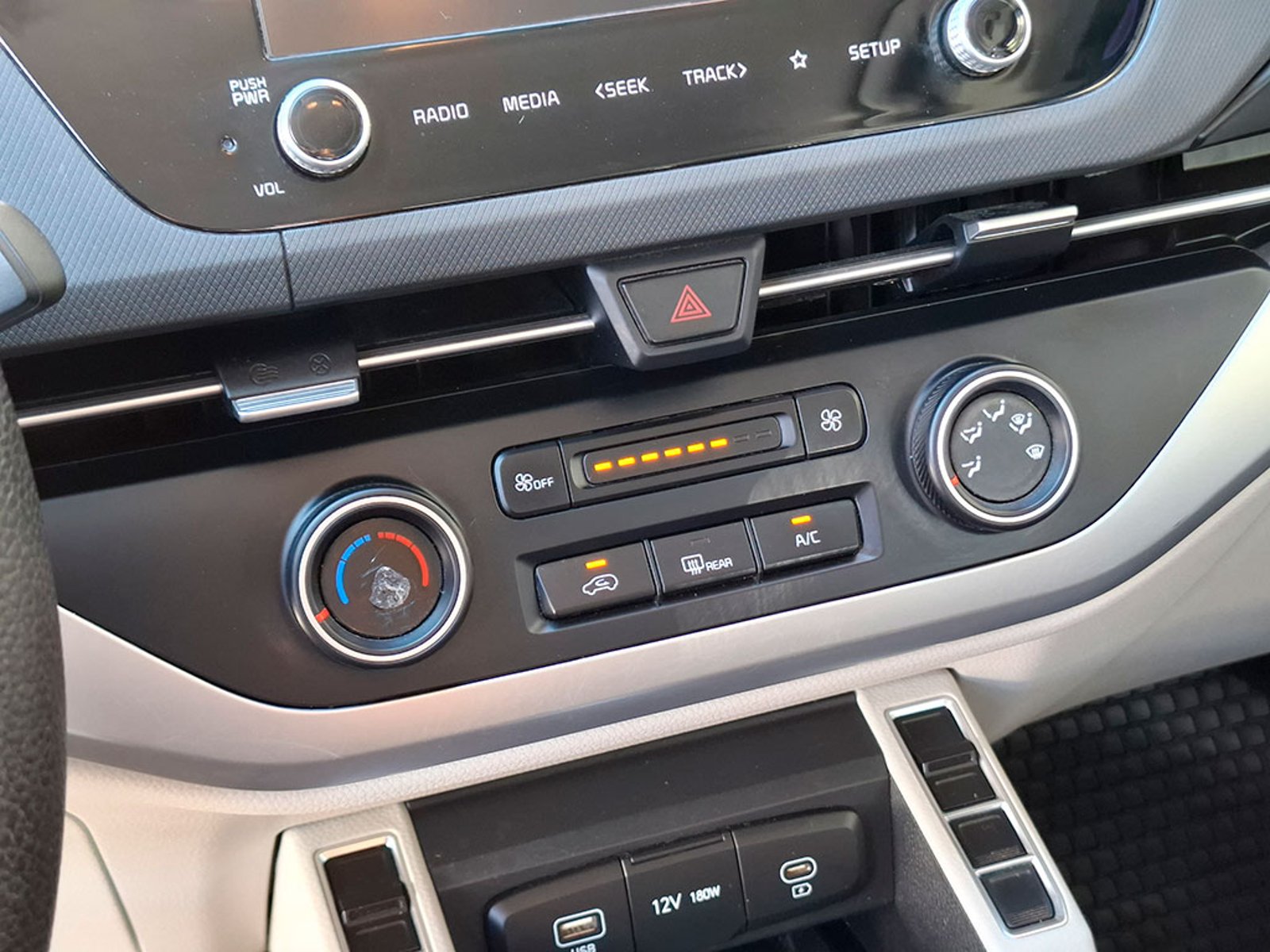 KIA CARENS LX 1.5L 6MT 7P 2024 - Imagen 16 de 20