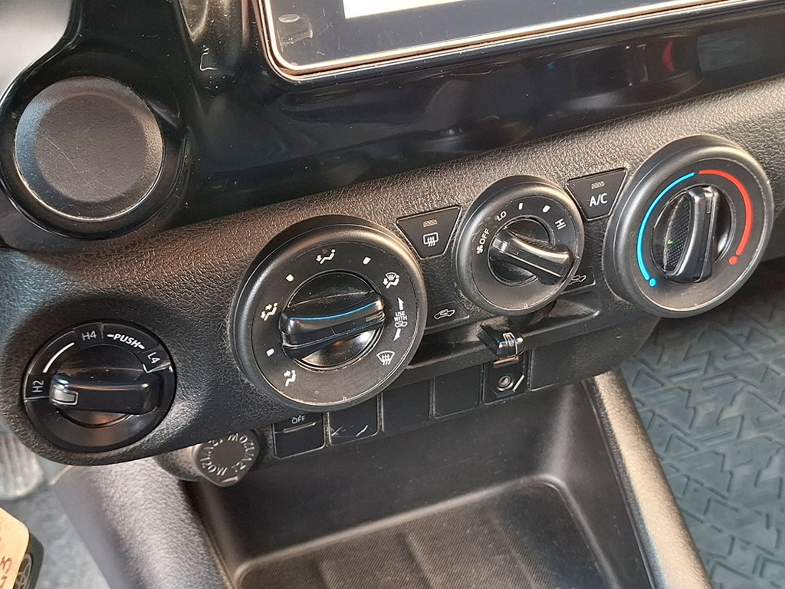 TOYOTA HILUX D CAB DX 4X4 2.4 2023 - Imagen 15 de 20