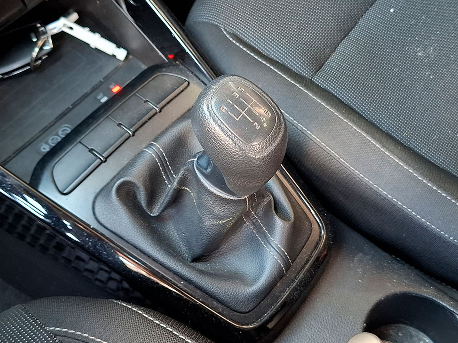 Kia RIO 4 EX 1.4L 6MT CI FULL 2023 - Imagen 17 de 20