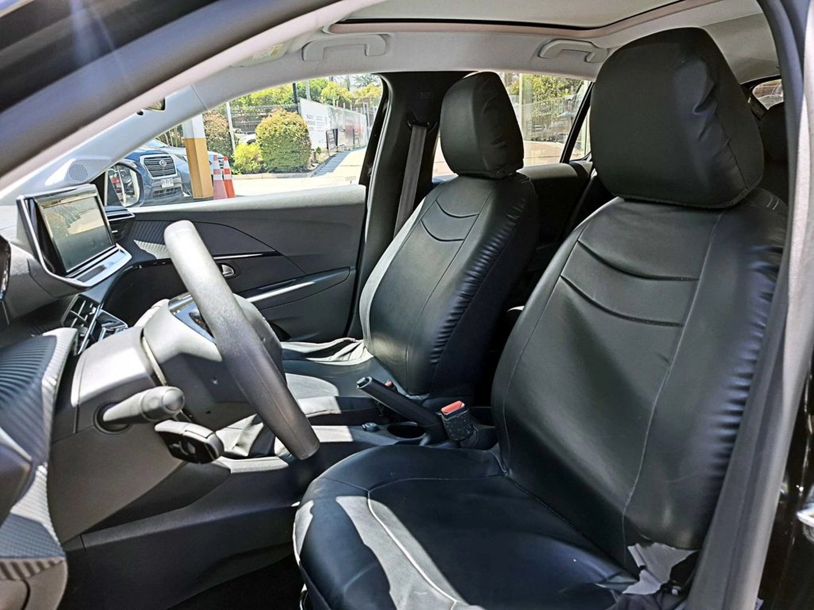 PEUGEOT 208 MT 1.2 2023 - Imagen 10 de 17