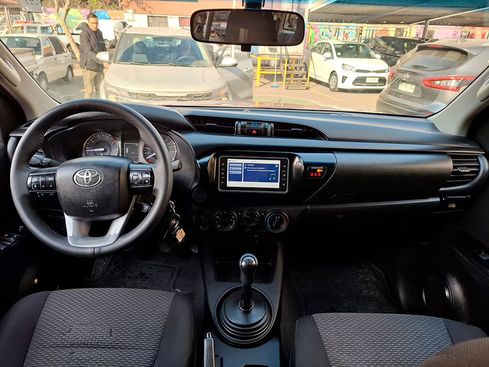 TOYOTA HILUX D CAB DX 4X4 2.4 2023 - Imagen 9 de 20
