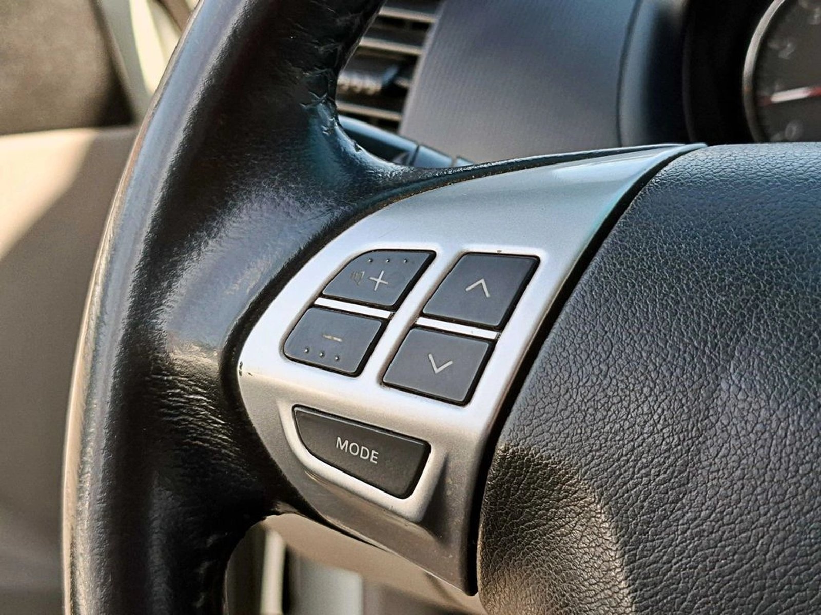 MITSUBISHI MONTERO SPORT 2.5 G2 AT 4X2 DIESEL 2014 - Imagen 14 de 18