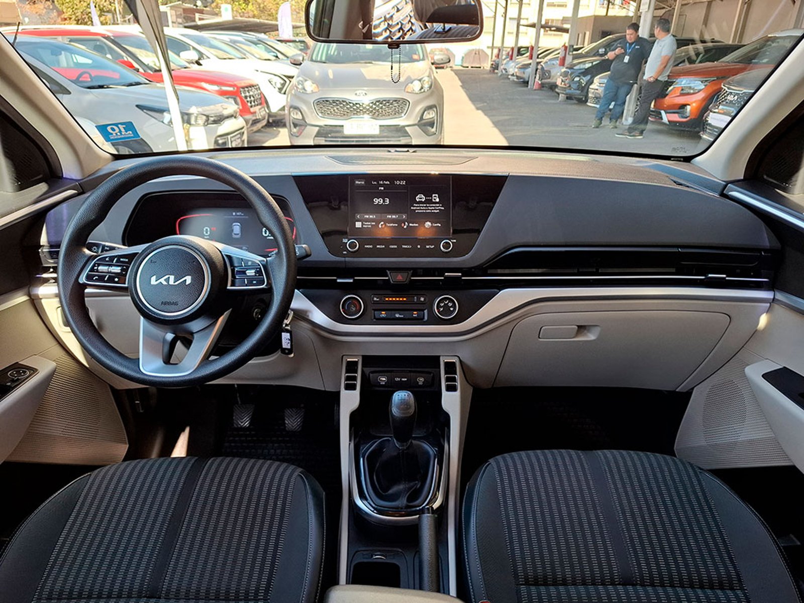 KIA CARENS LX 1.5L 6MT 7P 2024 - Imagen 9 de 20