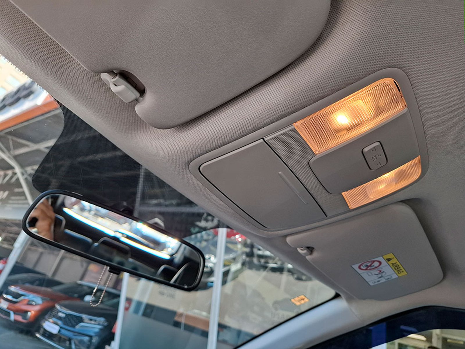 KIA CARENS LX 1.5L 6MT 7P 2024 - Imagen 18 de 20