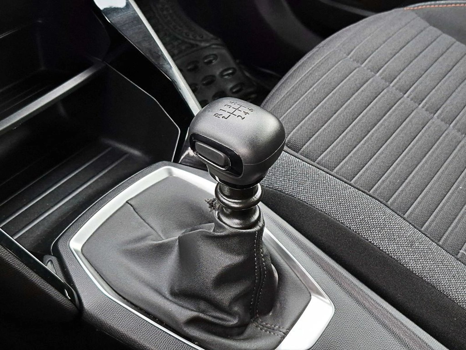 Peugeot 2008 1.2 ACTIVE PURETECH 130 4X2 MT 5P 2022 - Imagen 18 de 18