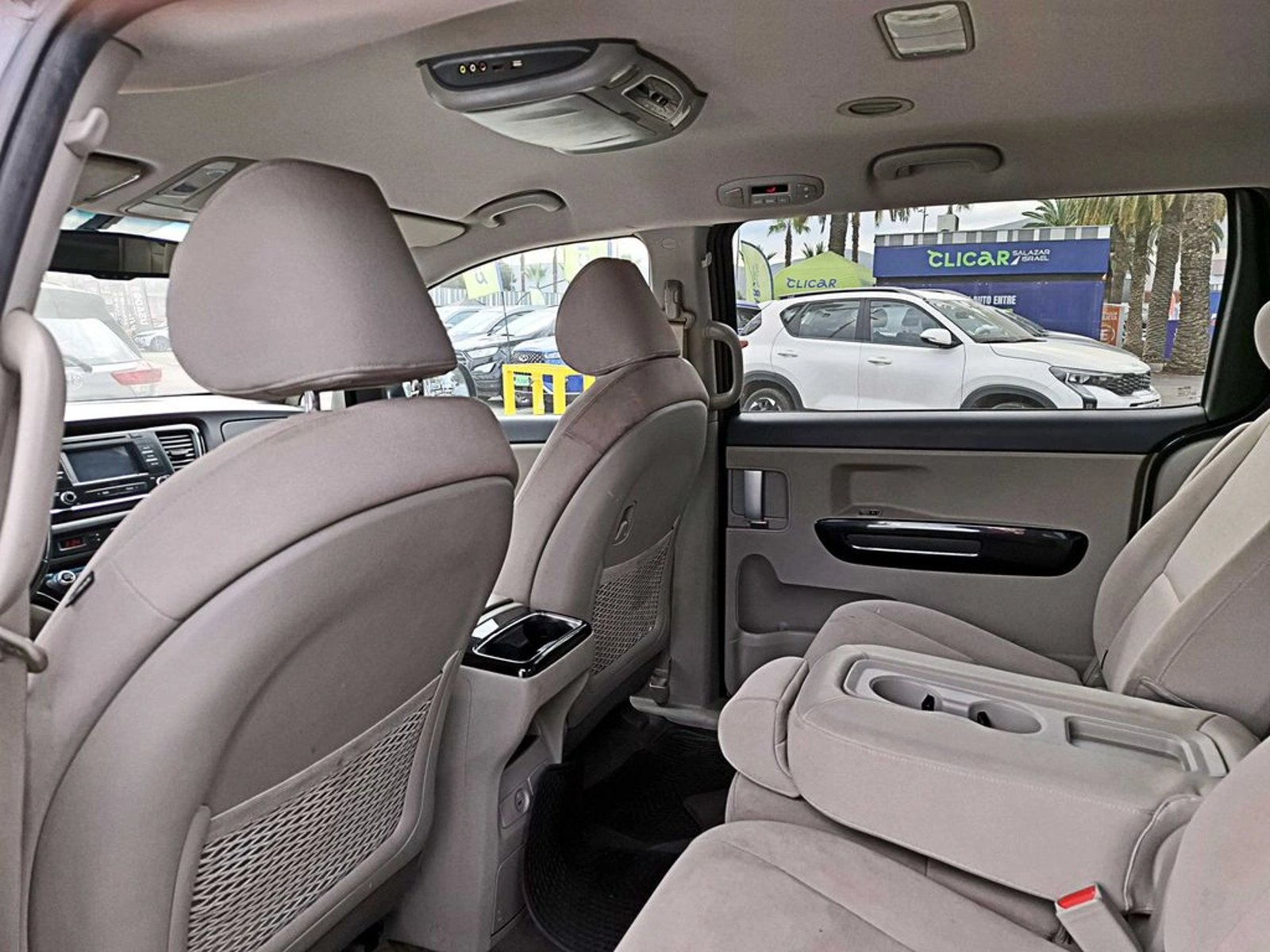 Kia GRAND CARNIVAL EX 3.3 AT 2018 - Imagen 11 de 19