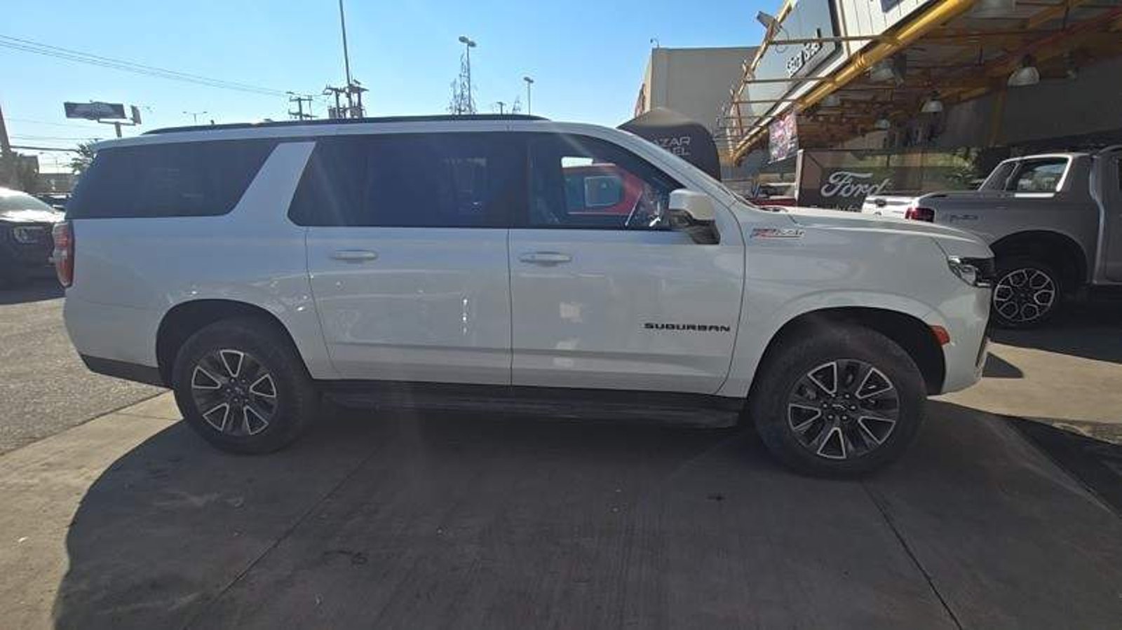 Chevrolet Suburban 5.3l Z71 Awd At 5p 2024 - Foto 3 de 8