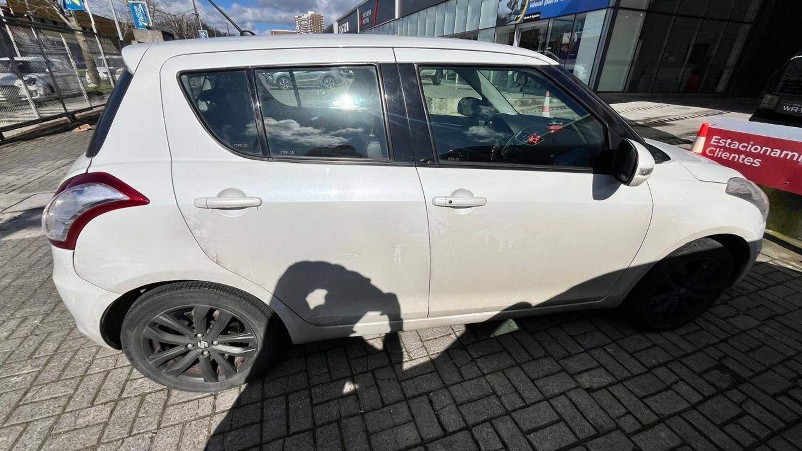 Suzuki Swift 1.2 Glx 4x2 Hb Ac At 5p 2017 - Imagen 3 de 5
