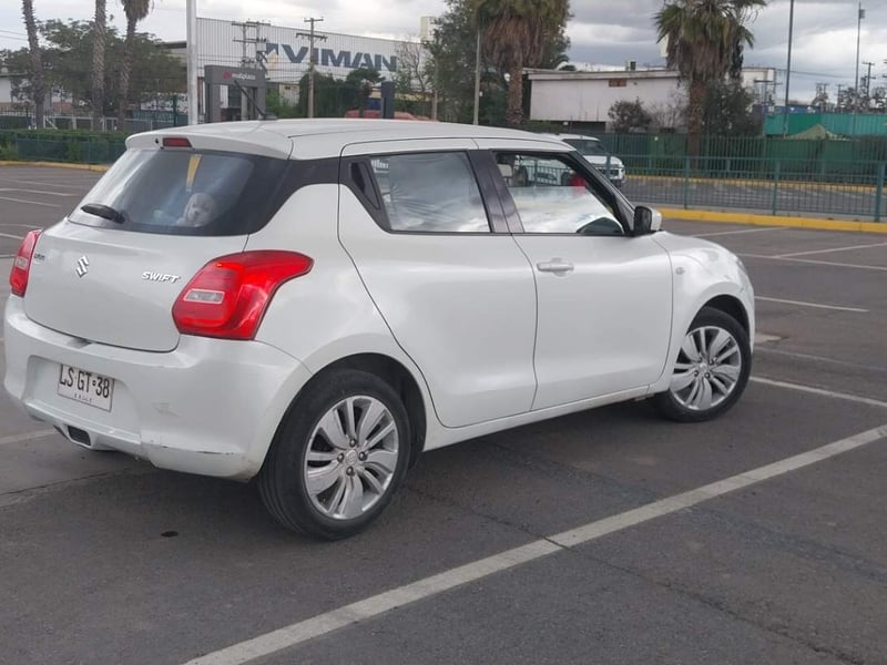 Suzuki Swift 1.2 Gls 4x2 Ac Mt 5p 2019 - Imagen 4 de 5