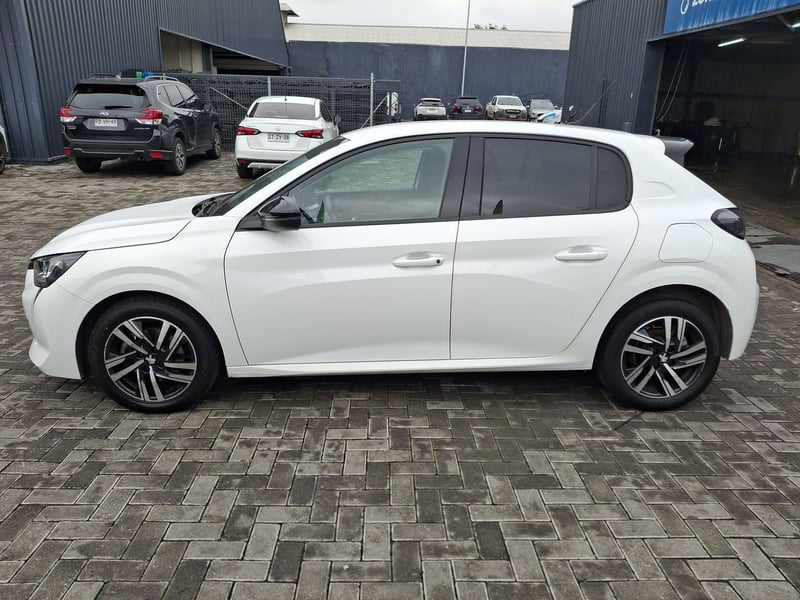 Peugeot 208 1.2 Puretech Allure Pack 130 4x2 Eat8 5p 2024 - Imagen 4 de 8